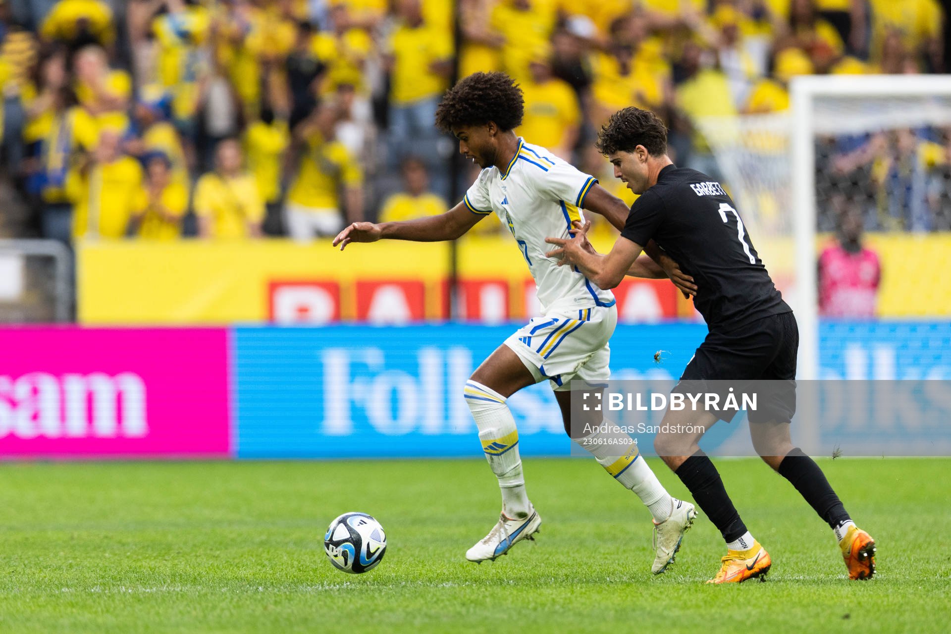 Jens Cajuste of Sweden and Matt Garbett of New Zealand