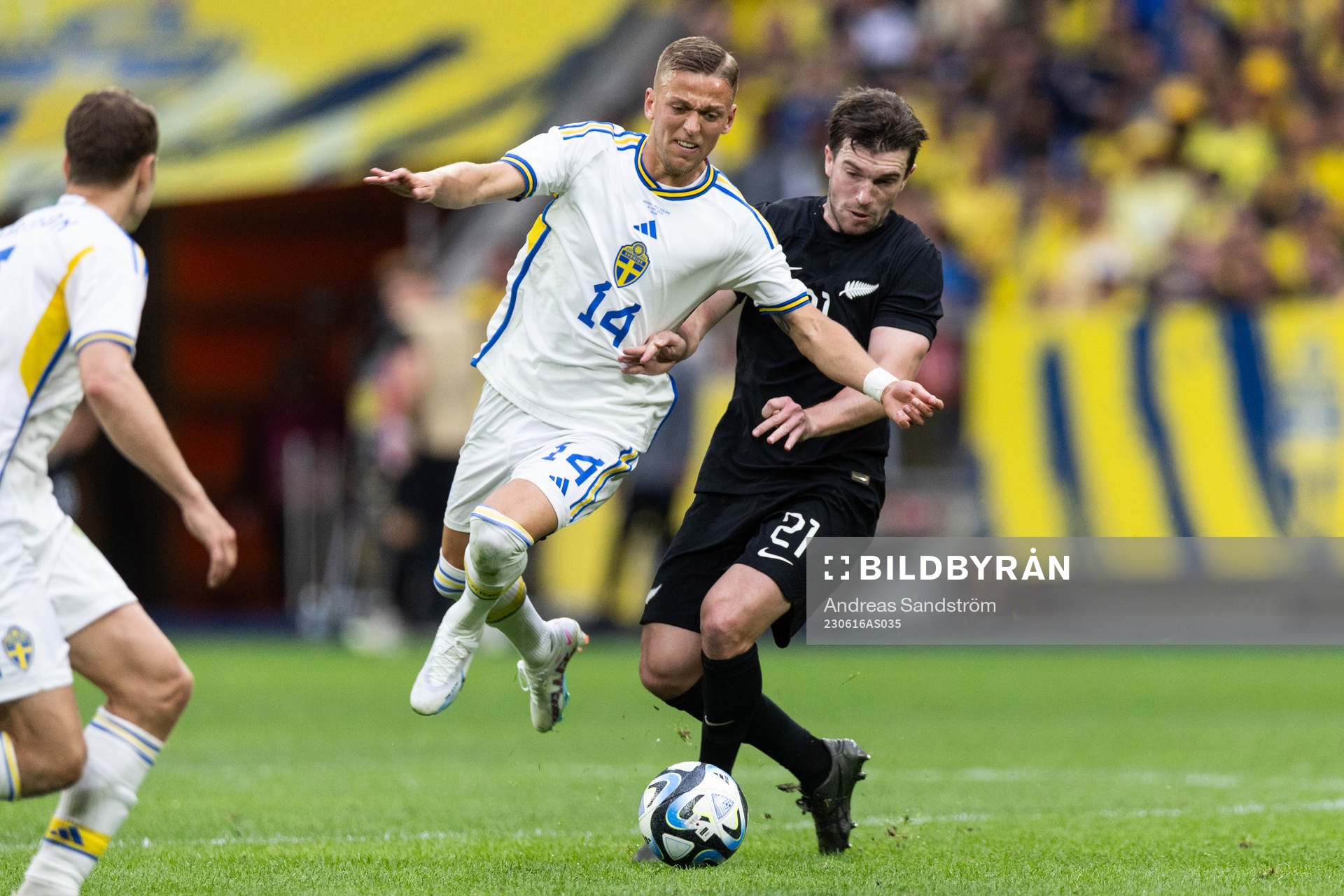Jesper Karlsson of Sweden and Tim Payne of New Zealand