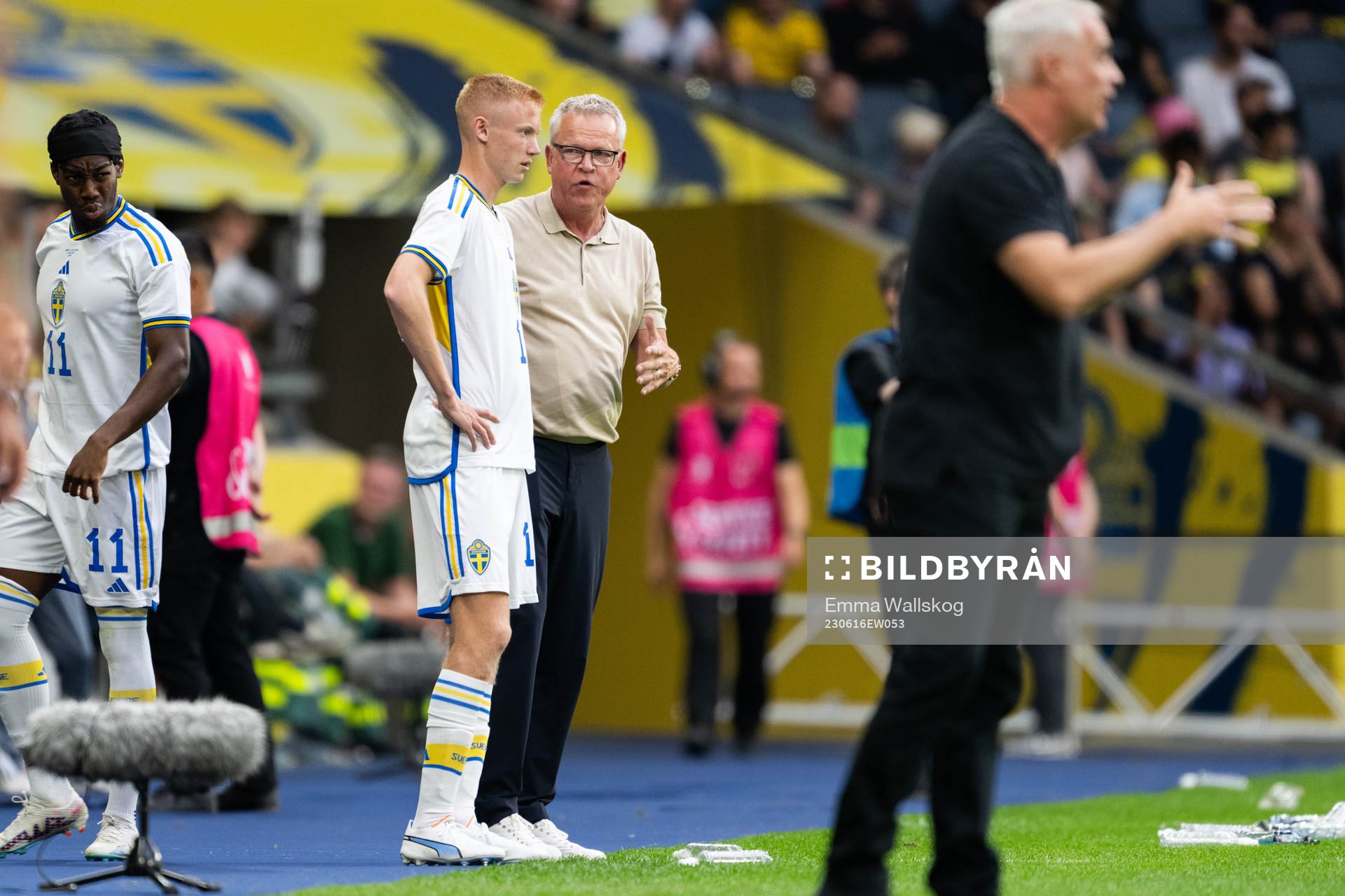 Hugo Larsson and Head coach Janne Andersson of Sweden