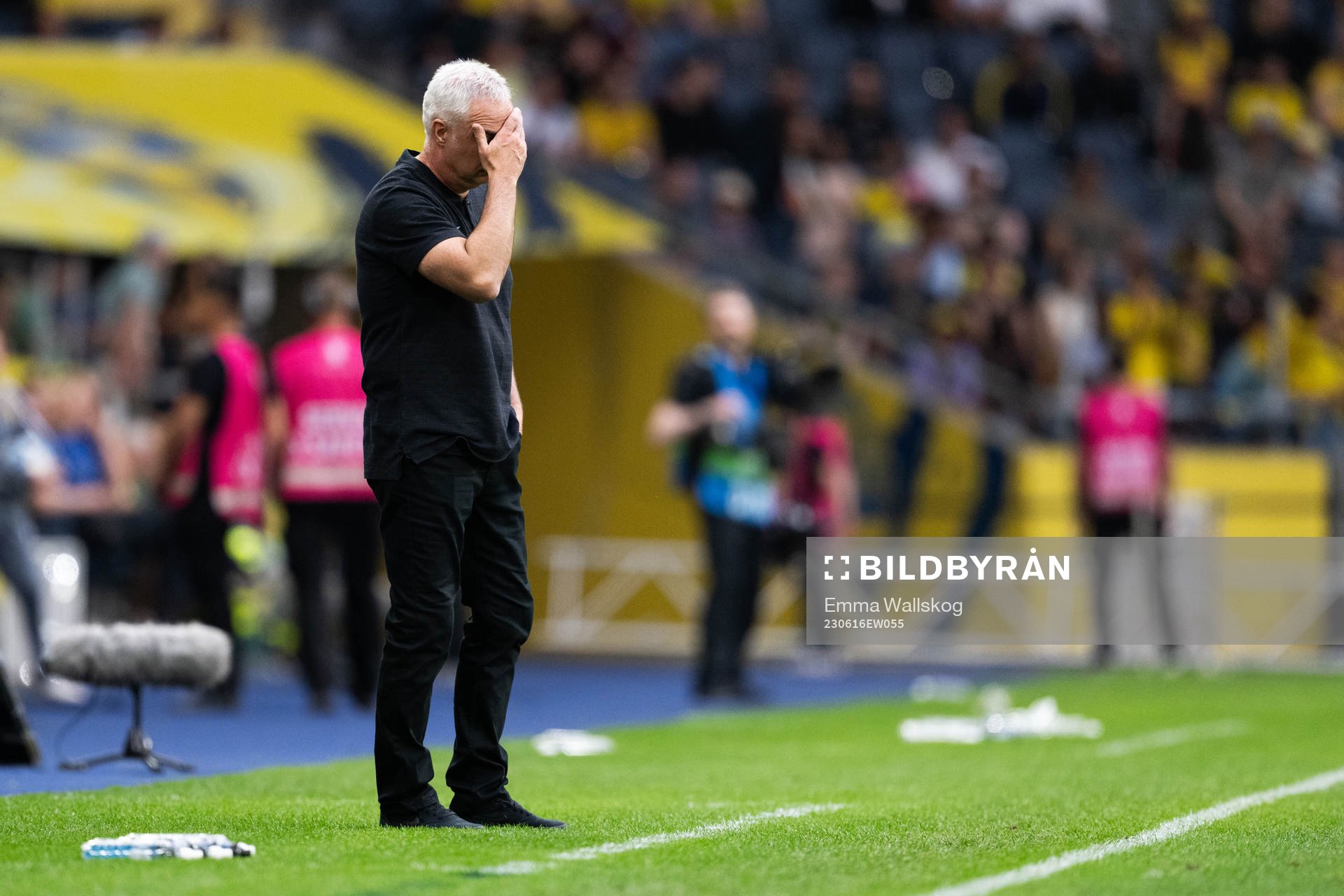 Head coach Darren Bazeley of New Zealand looks dejected
