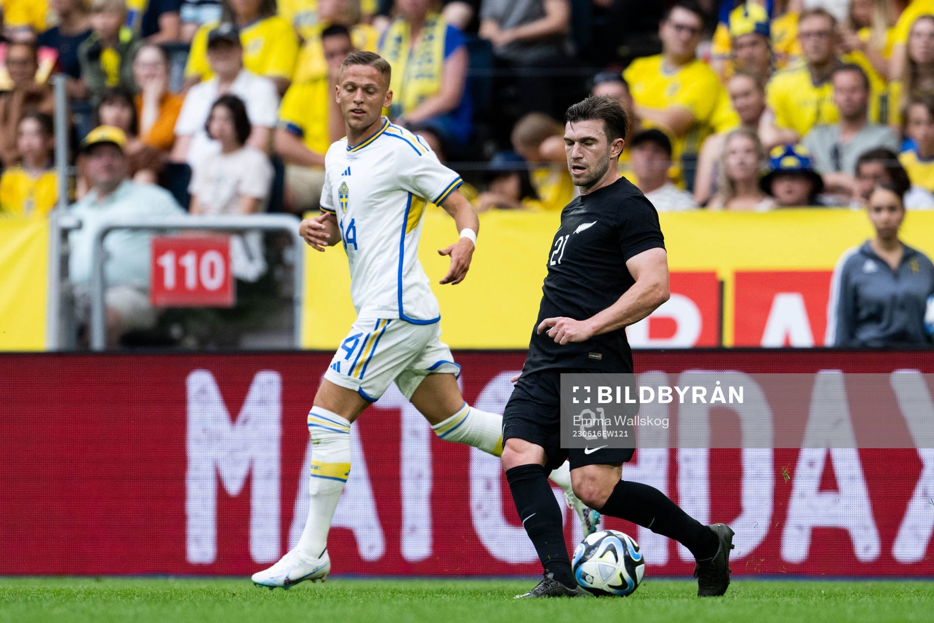 Jesper Karlsson of Sweden and Tim Payne of New Zealand
