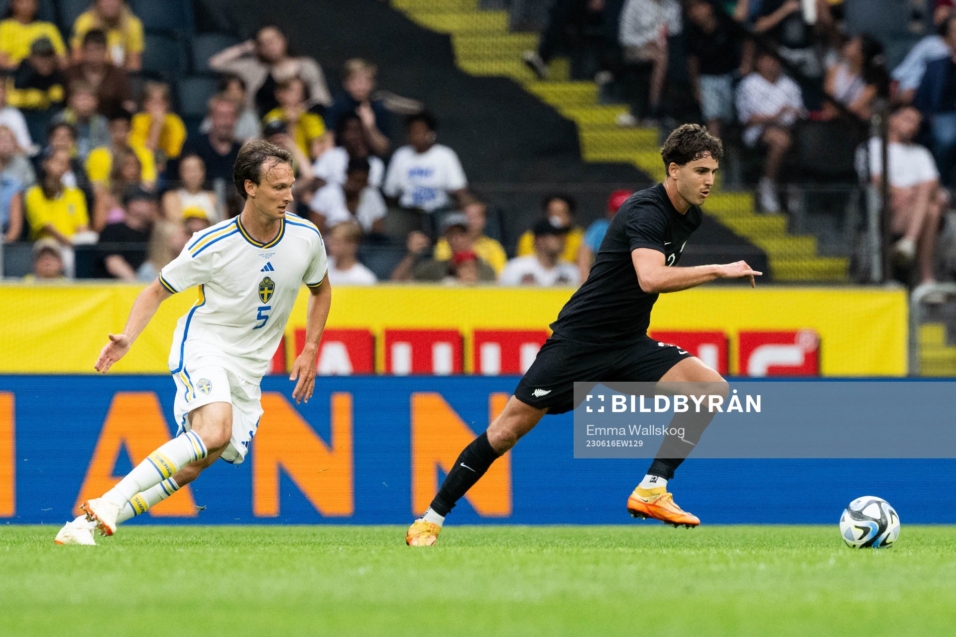Hjalmar Ekdal of Sweden and Matt Garbett  of New Zealand