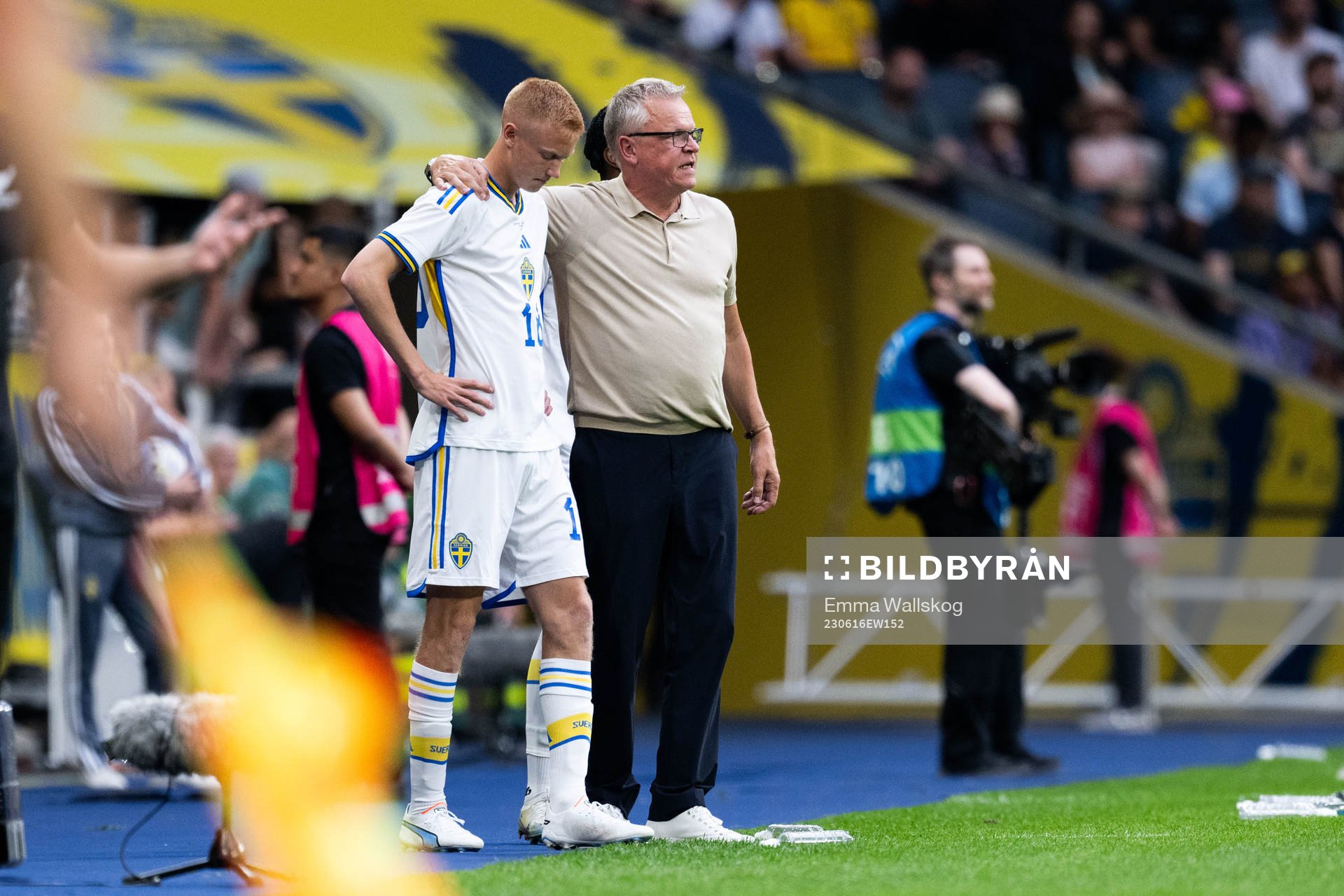 Hugo Larsson and Head coach Janne Andersson of Sweden