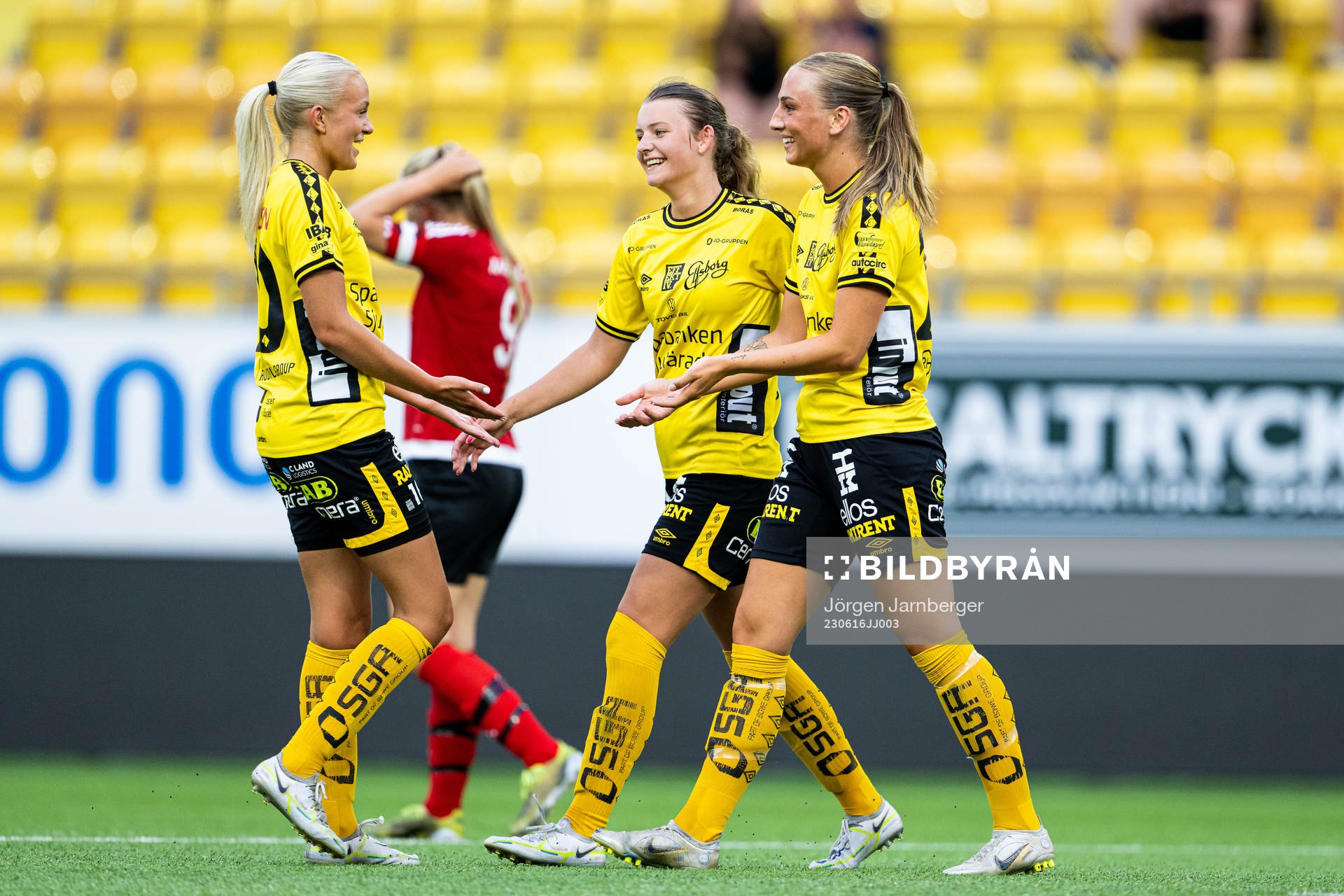 Elfsborgs Stina Jensen jublar med Matilda Ståhlbom