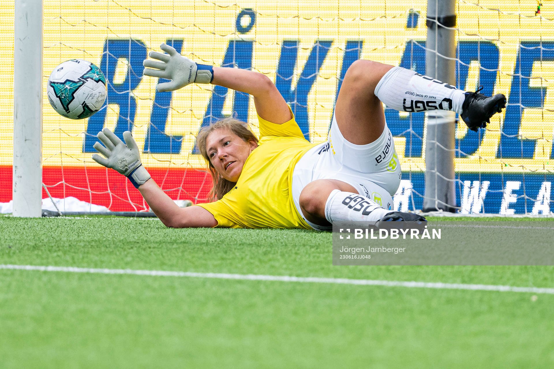 Elfsborgs målvakt Sandra Eriksson värmer upp i