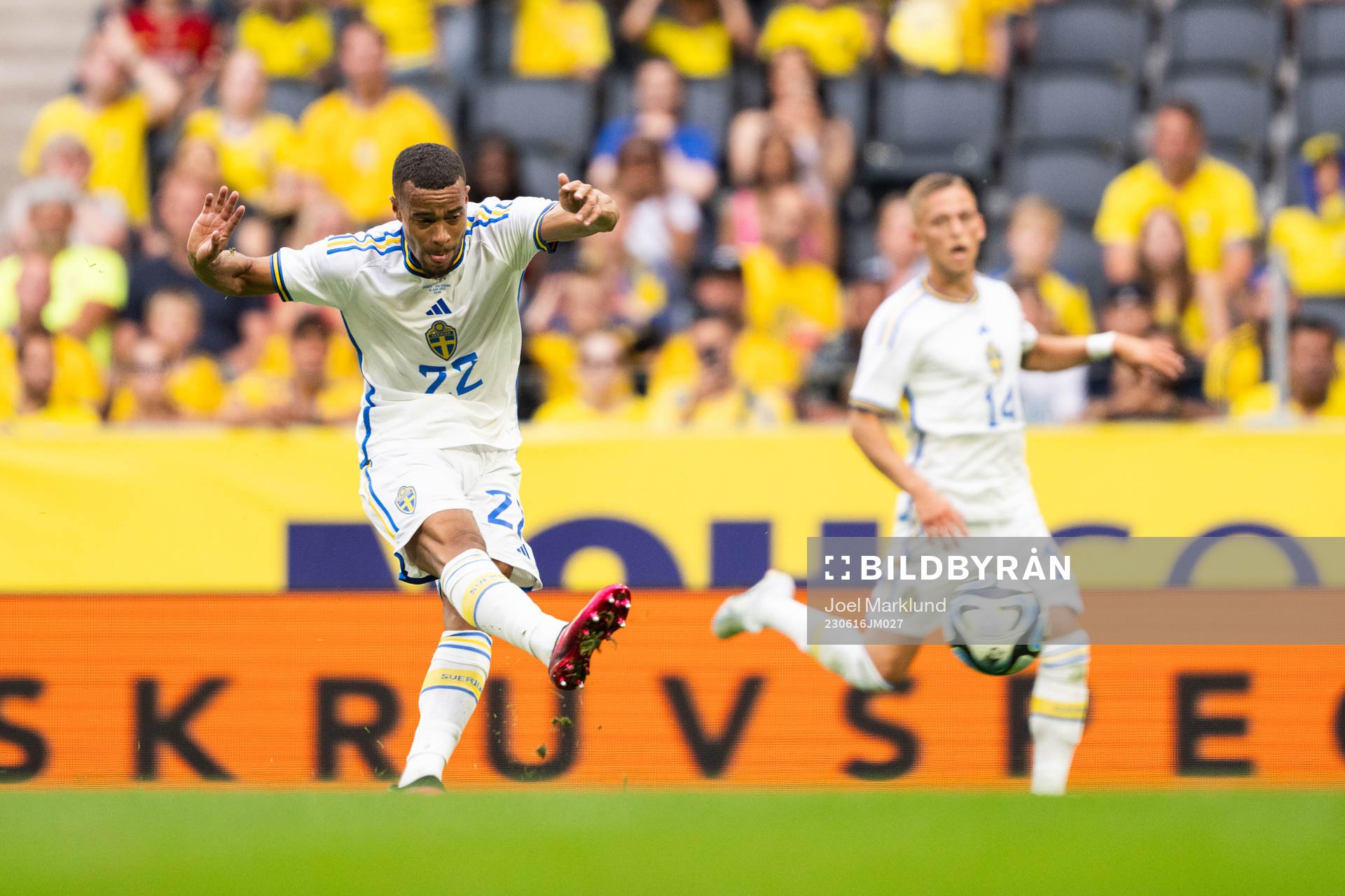 Robin Quaison of Sweden scores the 2-1 goal