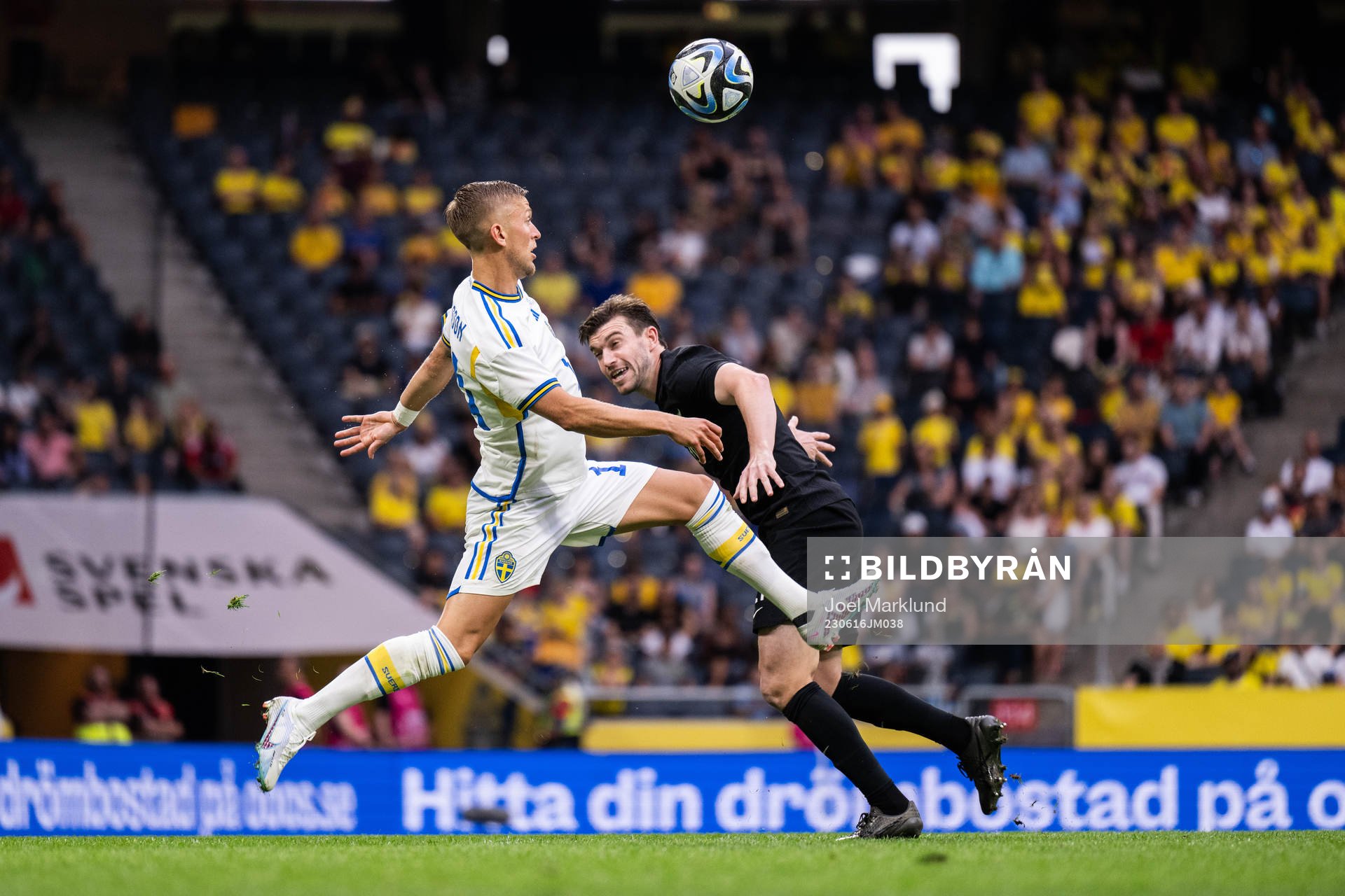 Jesper Karlsson of Sweden and Tim Payne of New Zealand