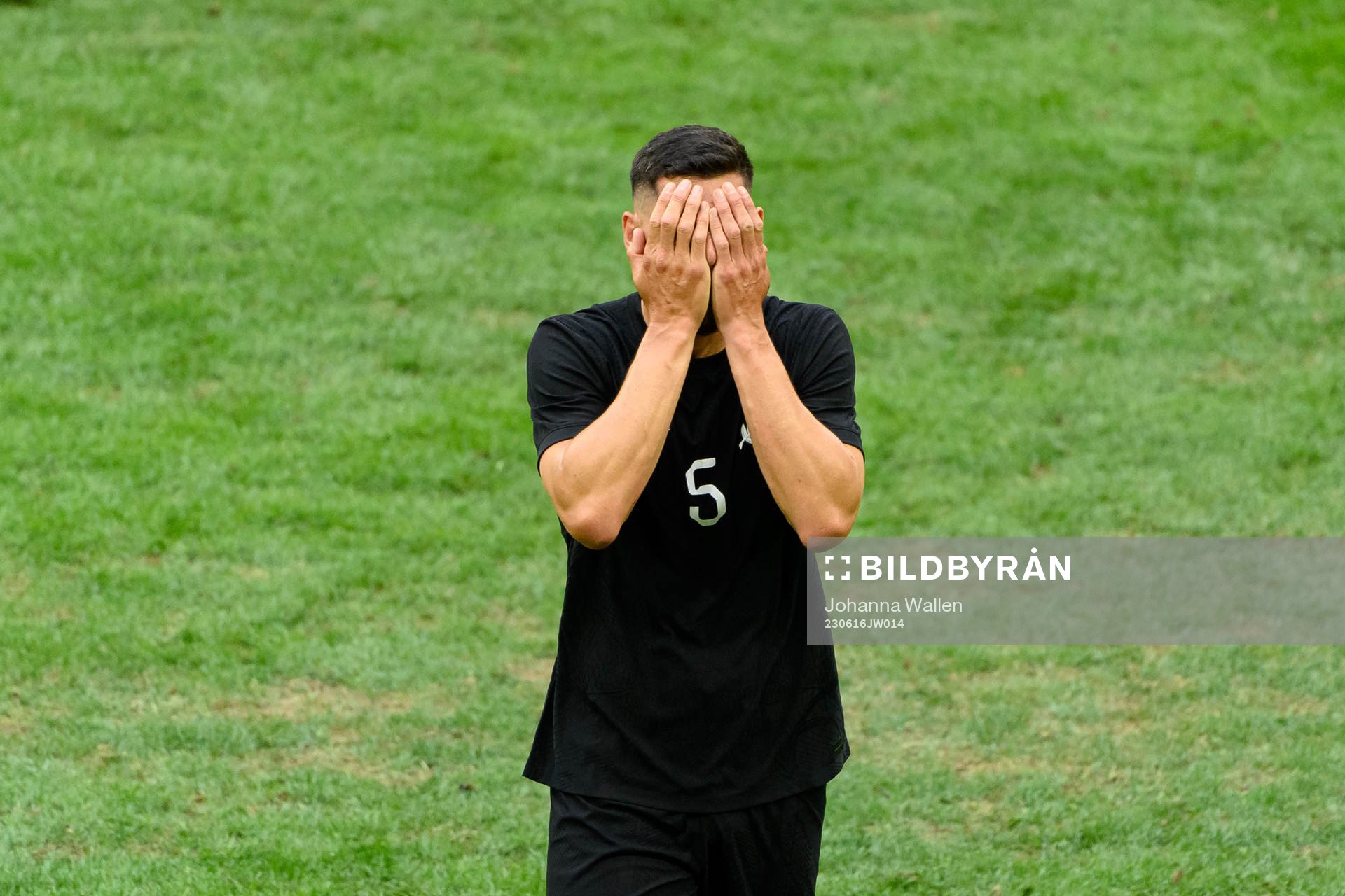 Michael Boxall of New Zealand looks dejected