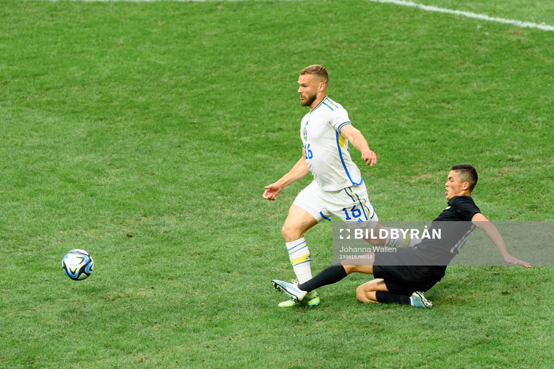 Jesper Karlström of Sweden and Elijah Just of New Zealand
