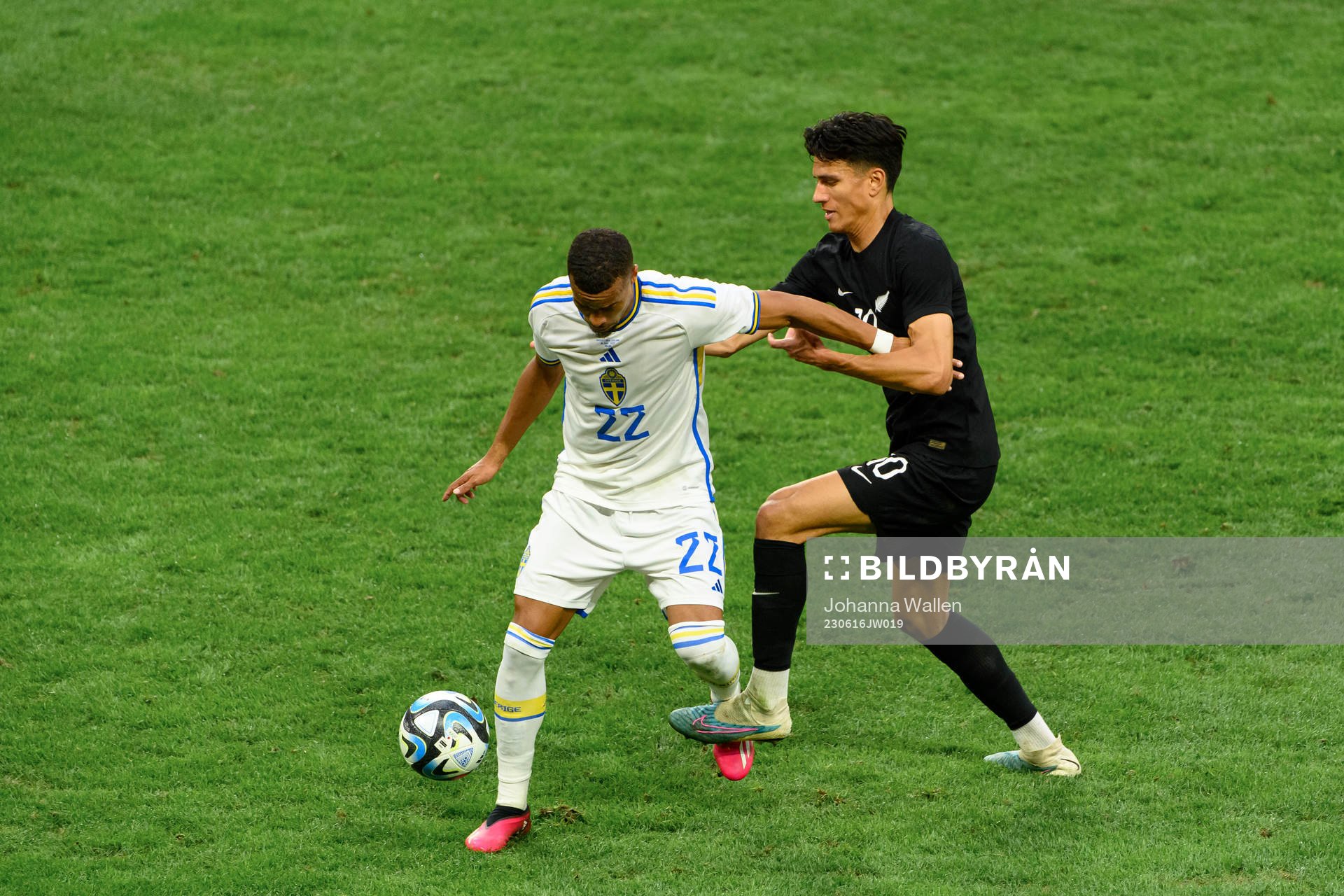 Robin Quaison of Sweden and Marko Stamenic of New Zealand