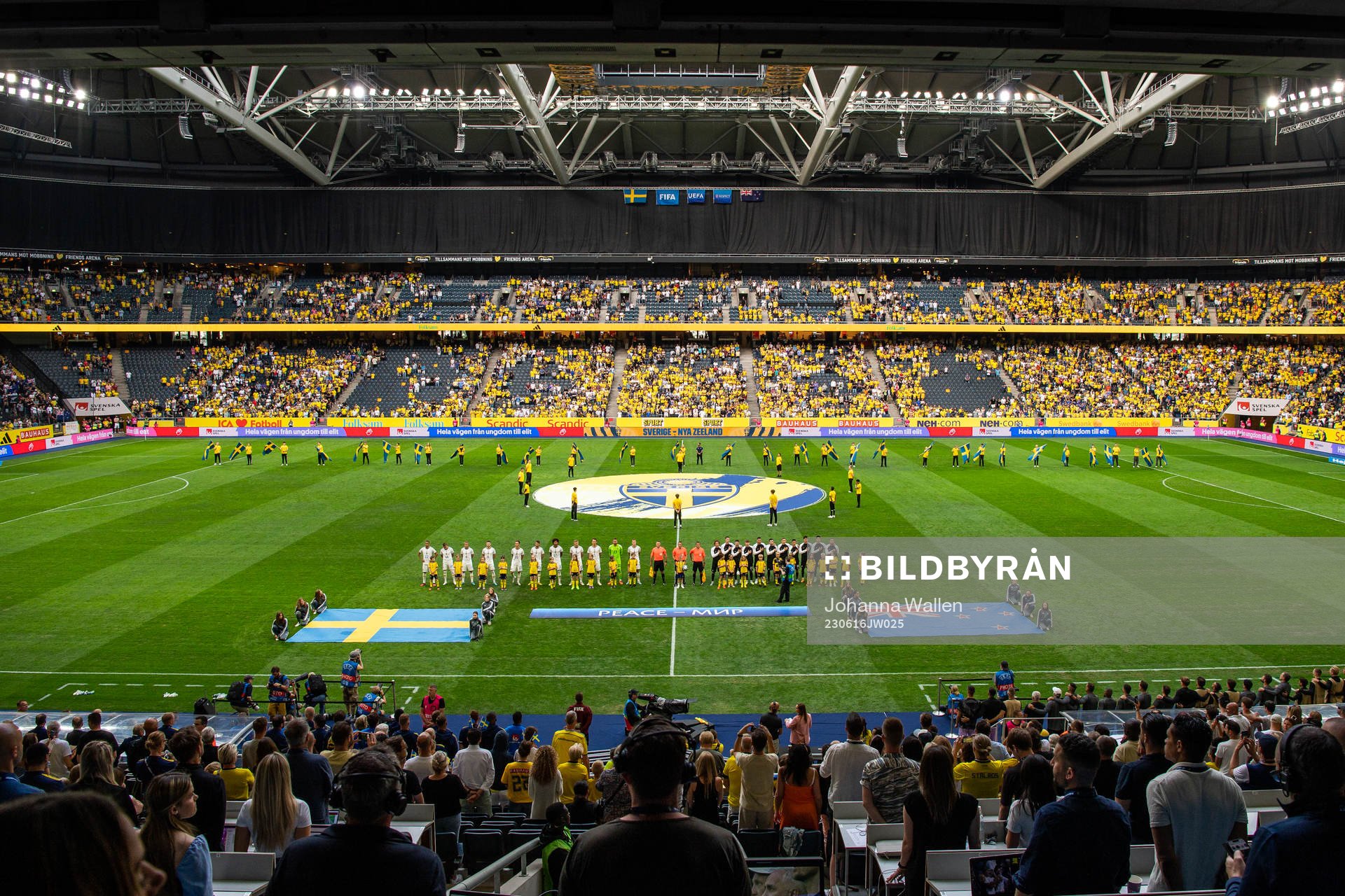 Players of Sweden and New Zealand
