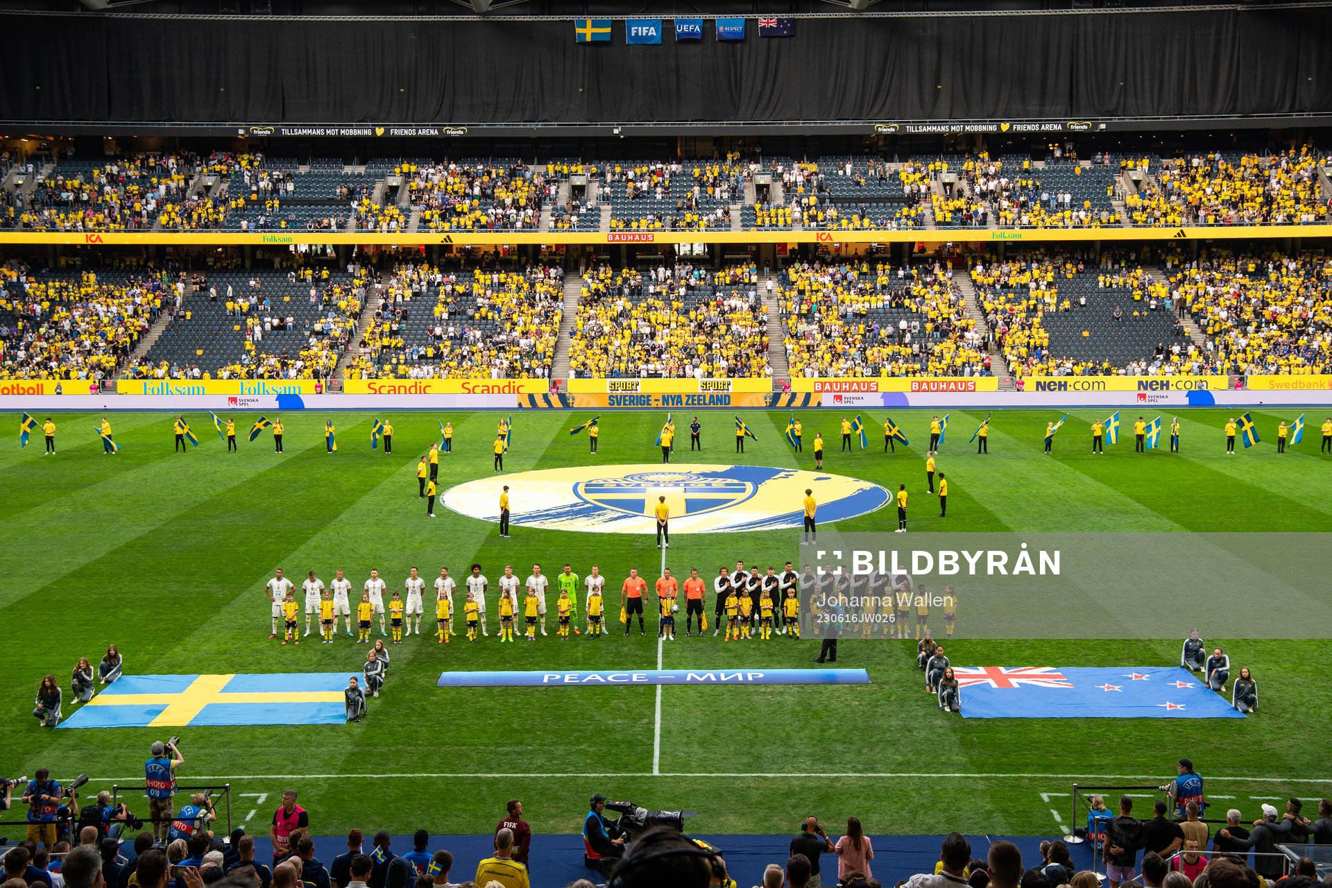 Players of Sweden and New Zealand