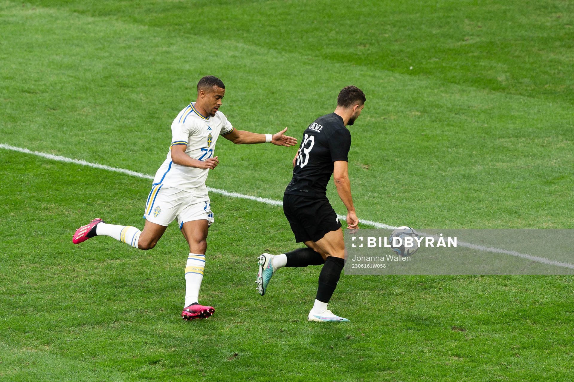 Robin Quaison of Sweden and Liberato Cacace of New Zealand