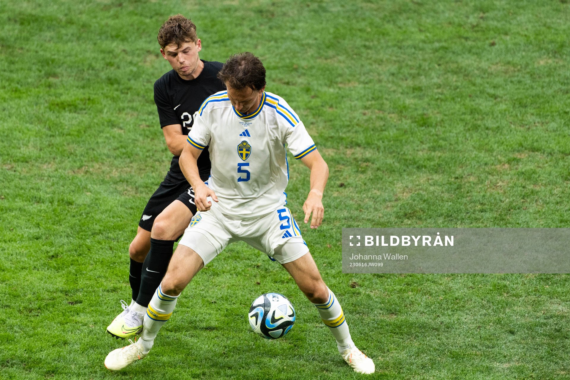 Callum Mccowatt of New Zealand and Hjalmar Ekdal of Sweden