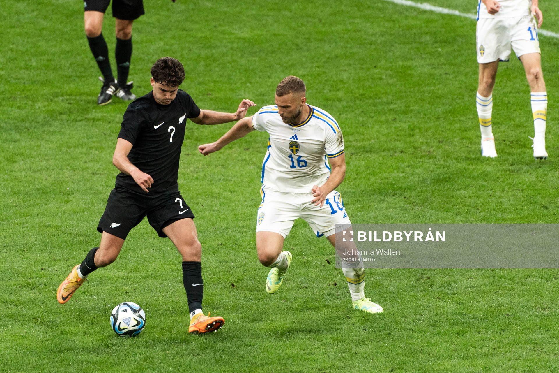 Matt Garbett of New Zealand and Jesper Karlström of Sweden