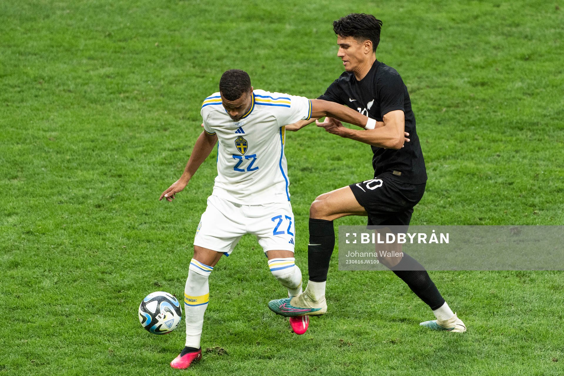 Robin Quaison of Sweden and Marko Stamenic of New Zealand