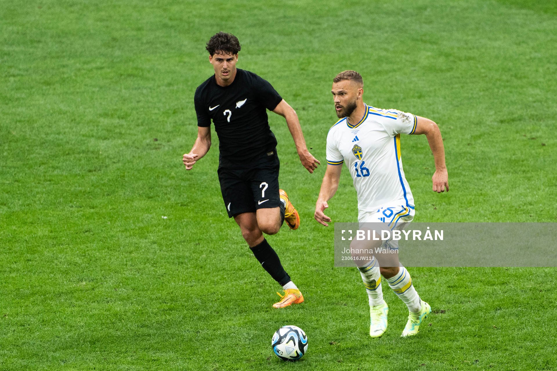 Matt Garbett of New Zealand and Jesper Karlström of Sweden