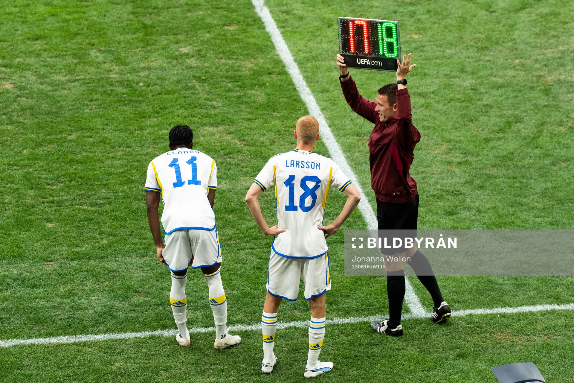 Anthony Elanga and Hugo Larsson of Sweden