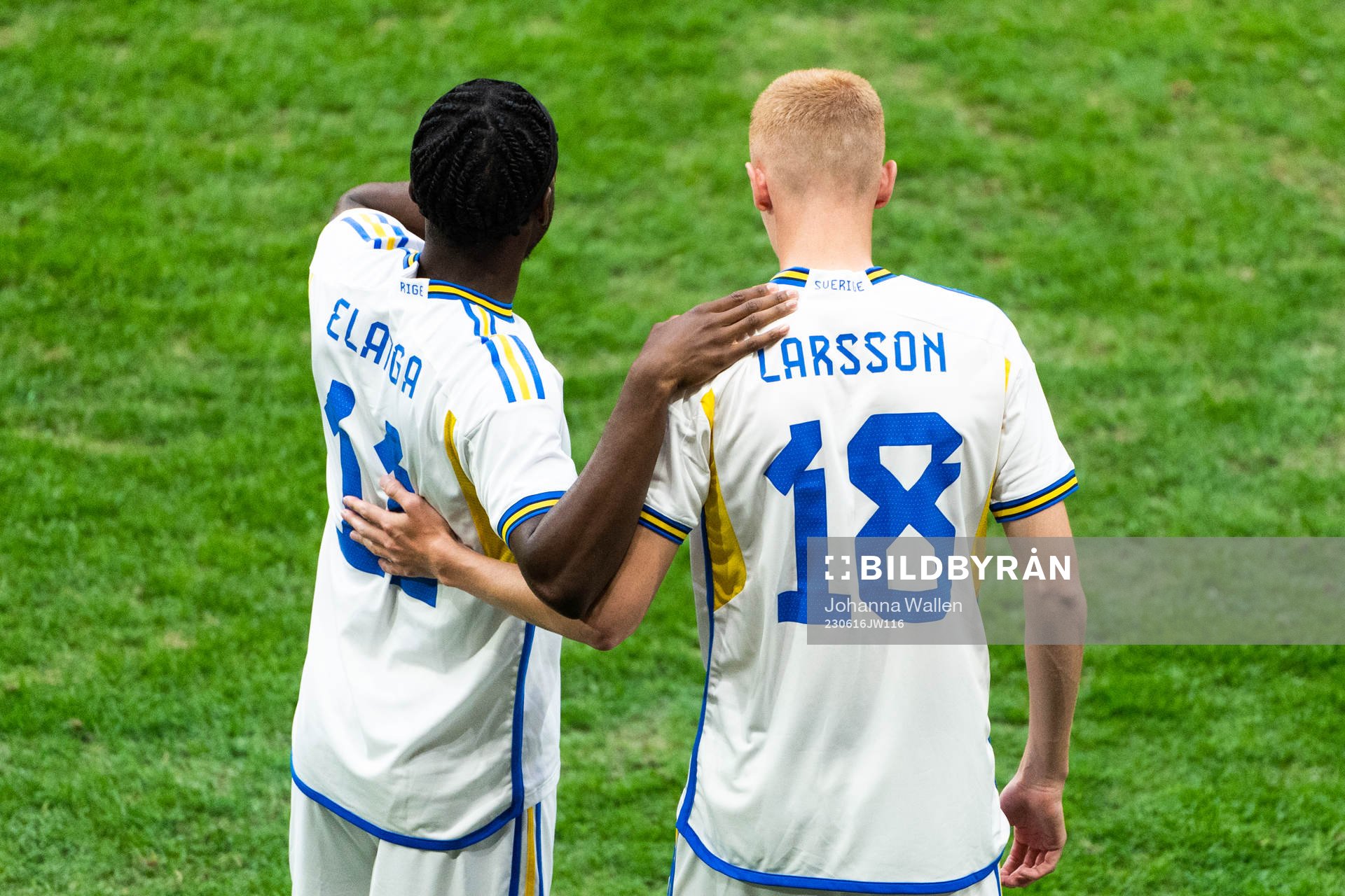 Anthony Elanga and Hugo Larsson of Sweden