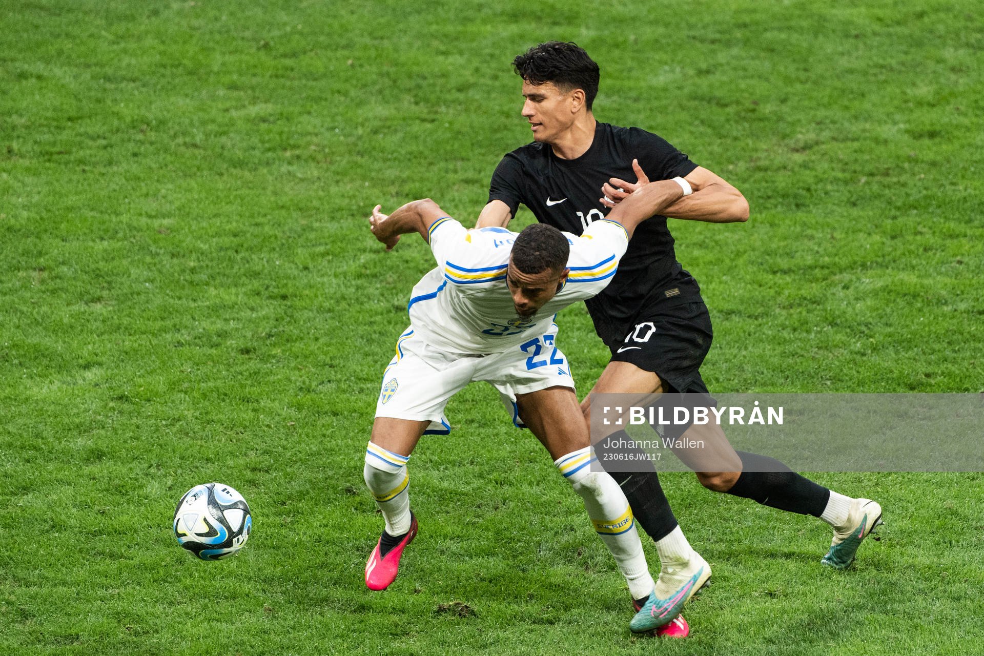 Robin Quaison of Sweden and Marko Stamenic of New Zealand