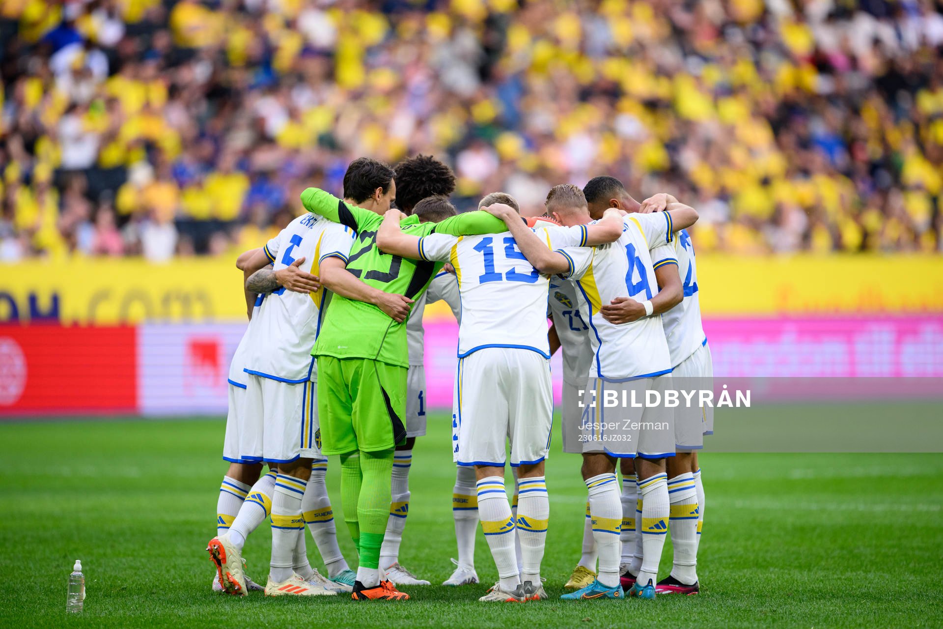 The players of Sweden gather