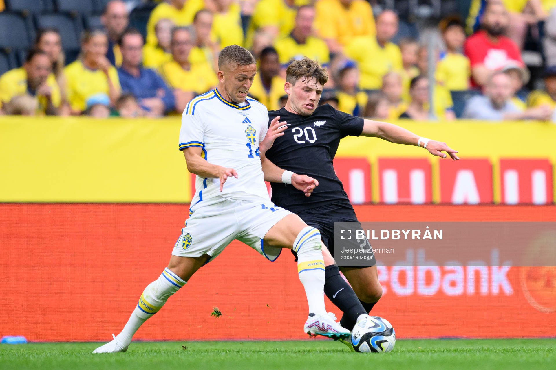 Jesper Karlsson of Sweden and Callum Mccowatt of New Zealand
