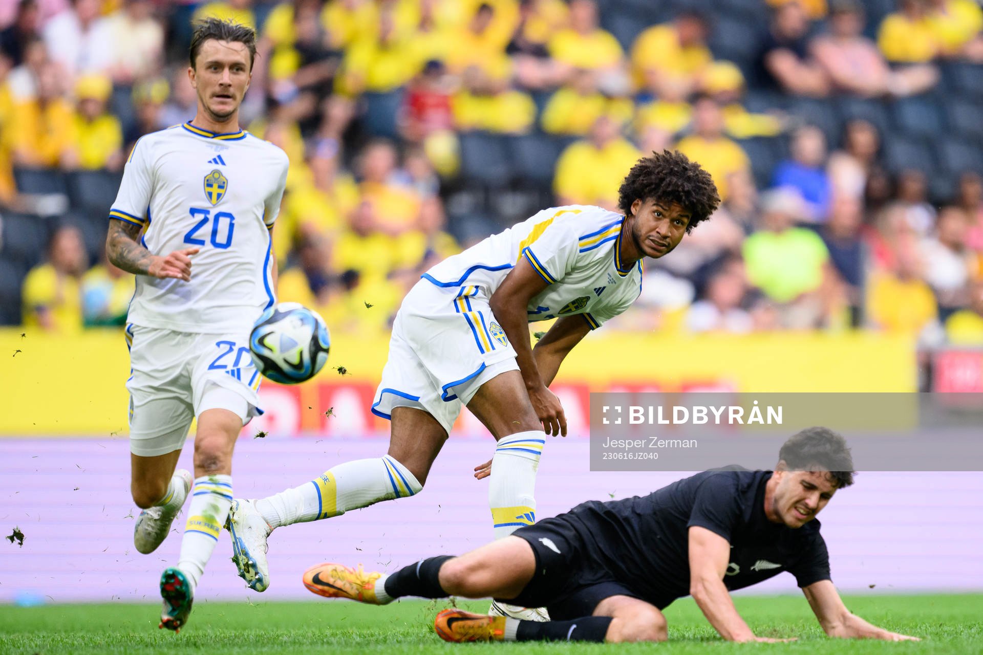 Jens Cajuste of Sweden and Matt Garbett of New Zealand