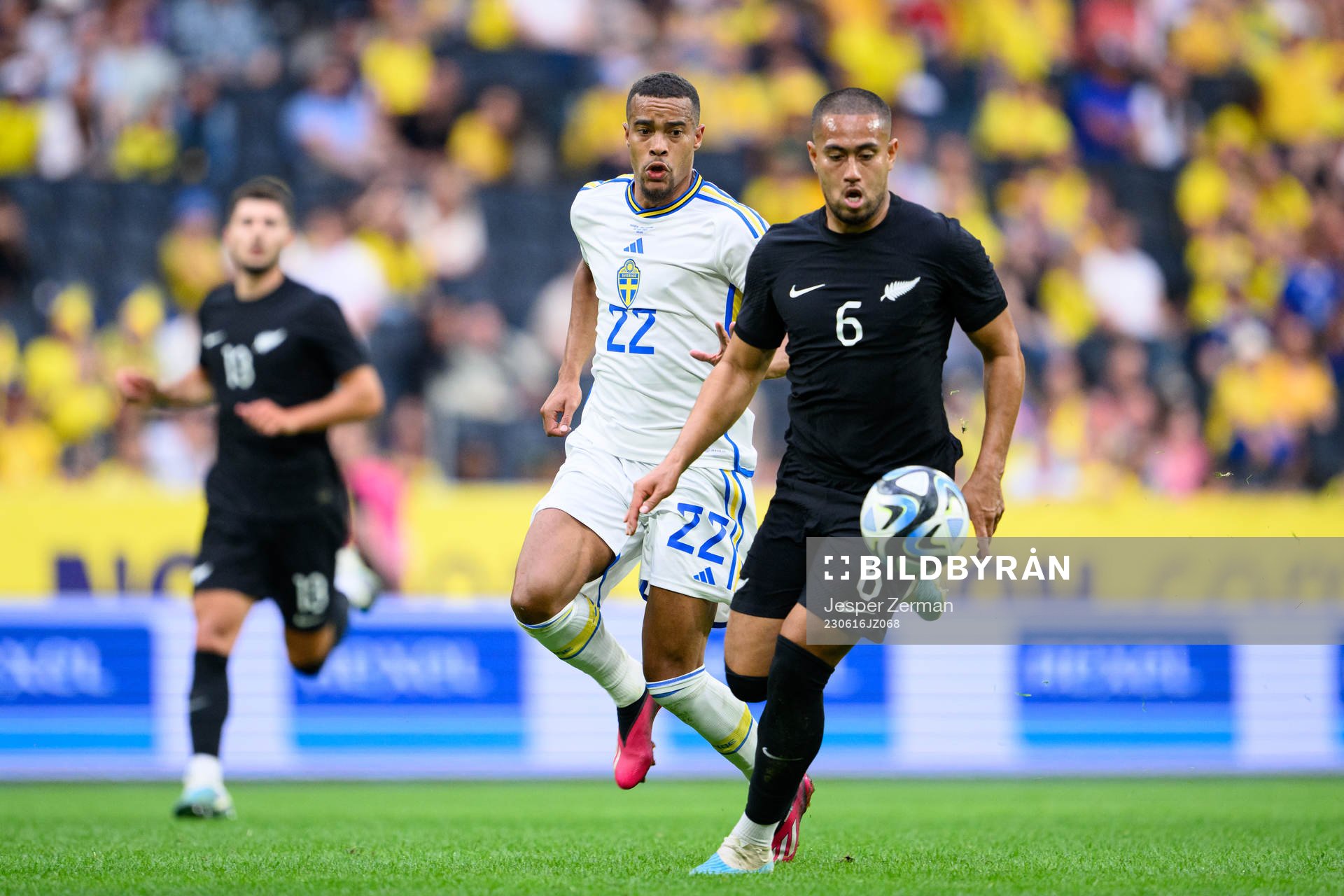 Robin Quaison of Sweden and Bill Tuiloma of New Zealand