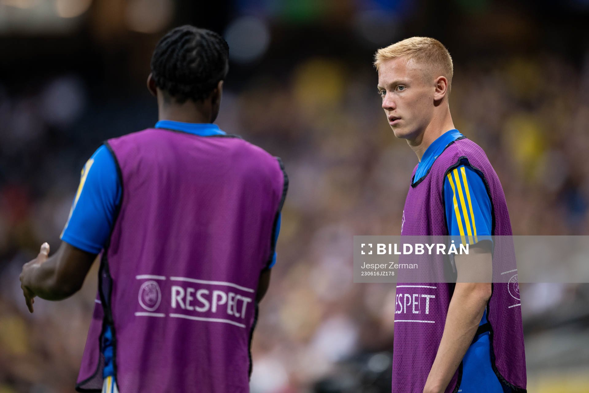 Anthony Elanga and Hugo Larsson of Sweden