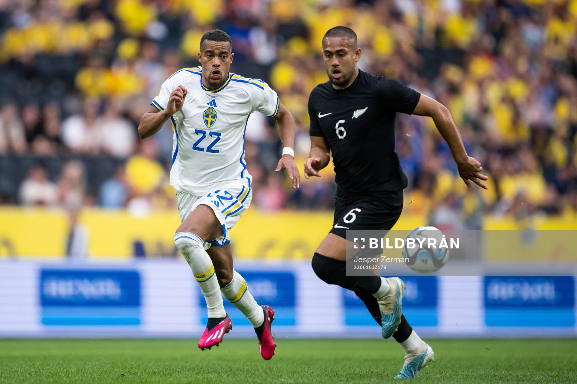 Robin Quaison of Sweden and Bill Tuiloma of New Zealand