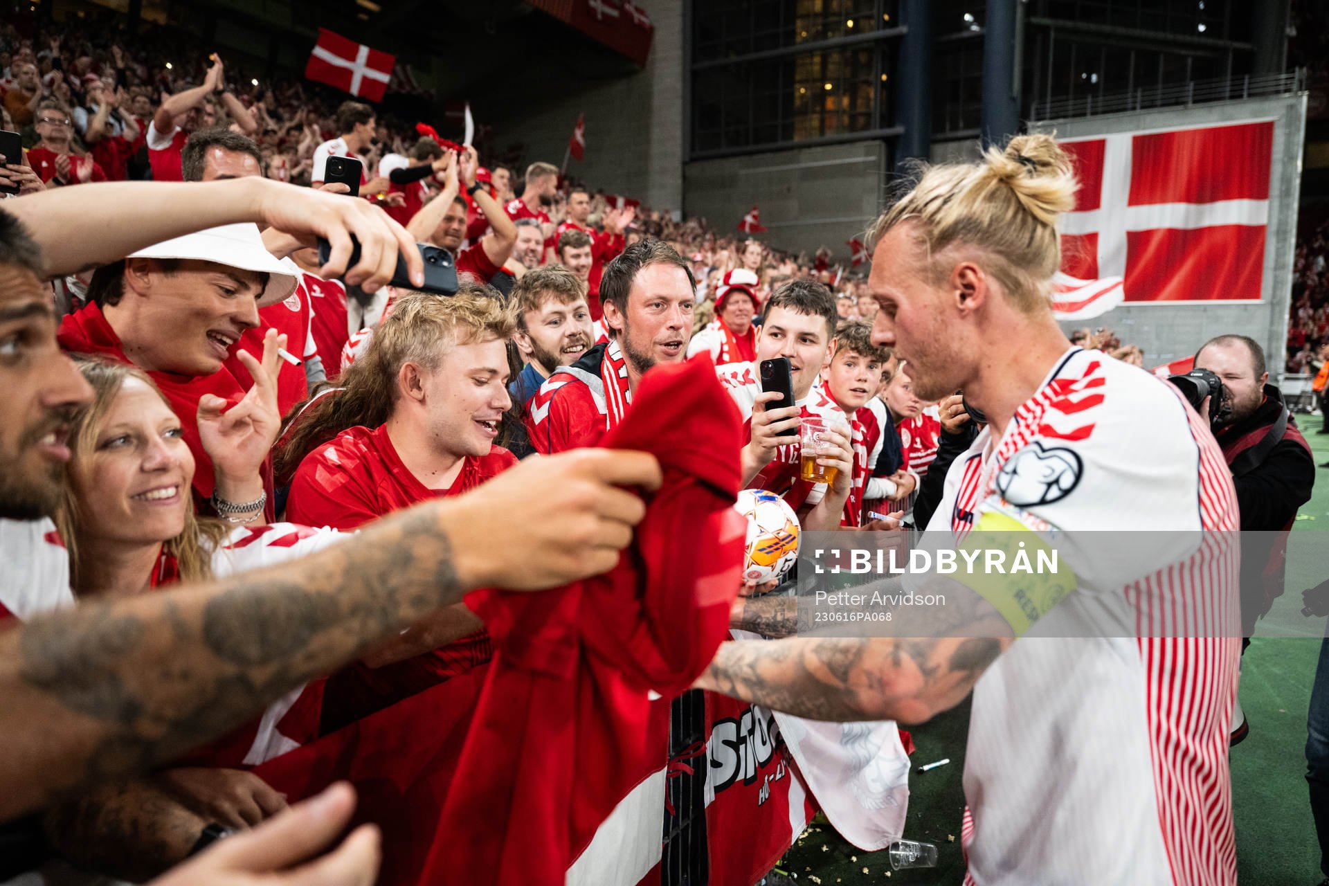 Simon Kjær of Denmark celebrates
