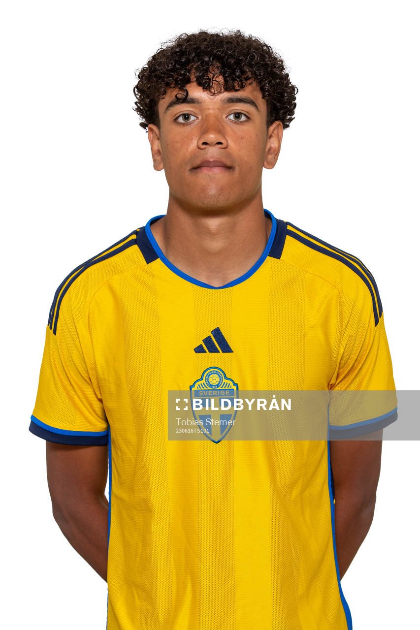 Samuel Luoga poserar för ett porträtt under en fotografering med det svenska P17-landslaget den 16 juni 2023 i Stockholm. 