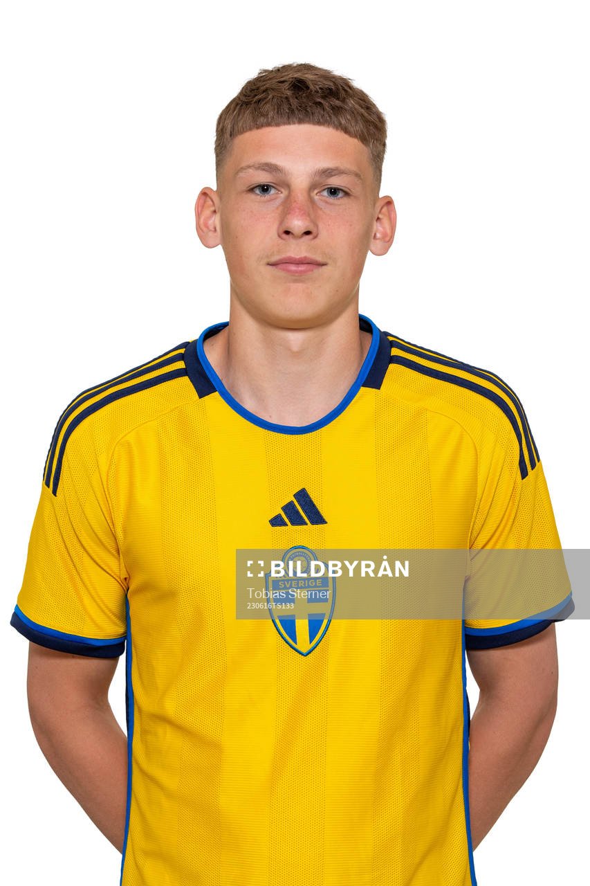 Albert Modig poserar för ett porträtt under en fotografering med det svenska P17-landslaget den 16 juni 2023 i Stockholm. 