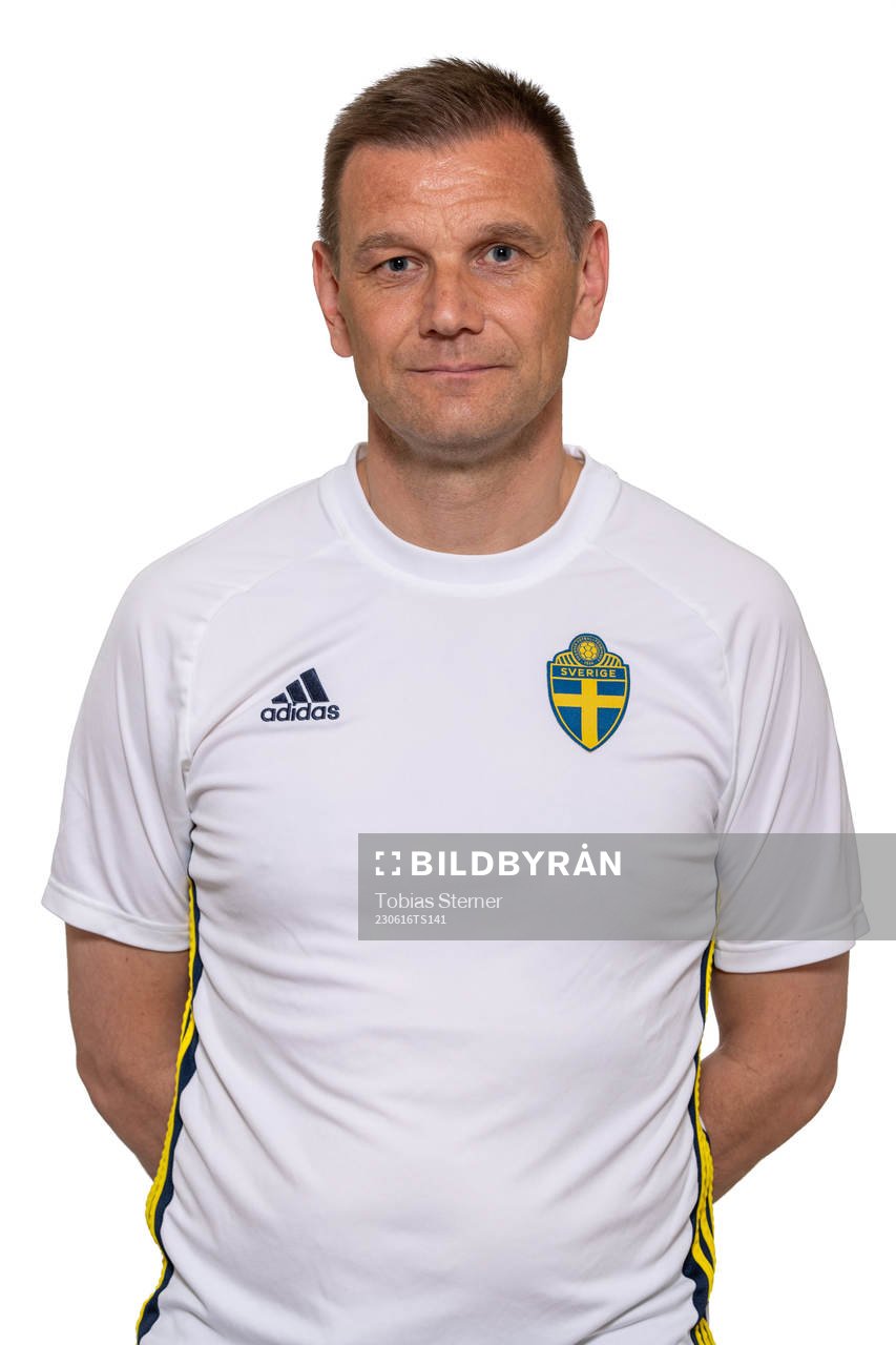 Förbundskapten Andreas Pettersson poserar för ett porträtt under en fotografering med det svenska P17-landslaget den 16 juni 2023 i Stockholm. 