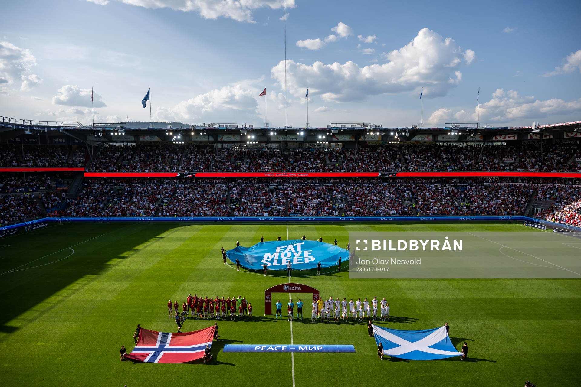 Players of Norway and of Scotland line up