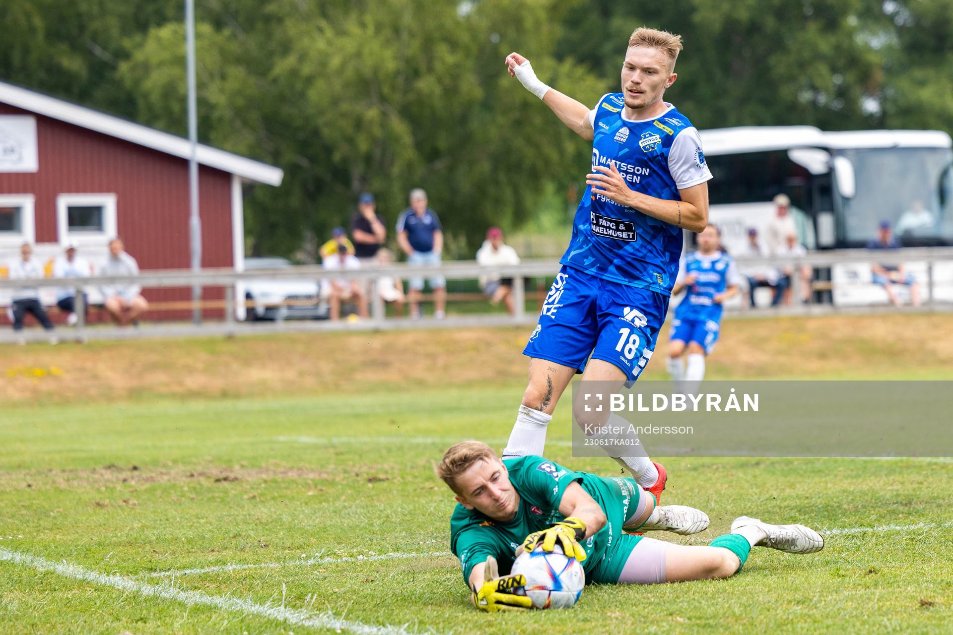 Tvååkers målvakt Tim Svensson Lillvik och Oddevolds Hugo