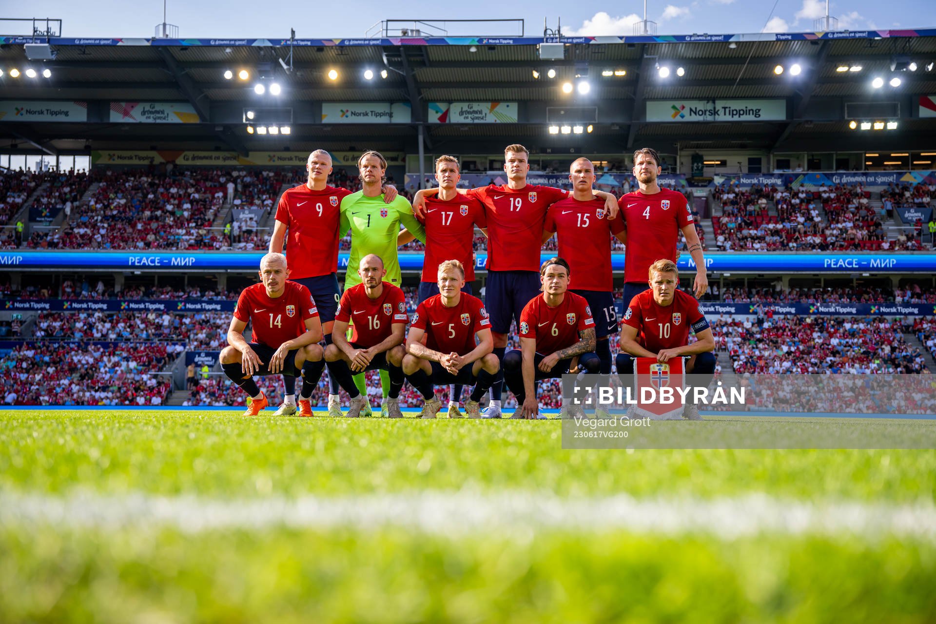 The starting eleven of Norway pose for a team photo