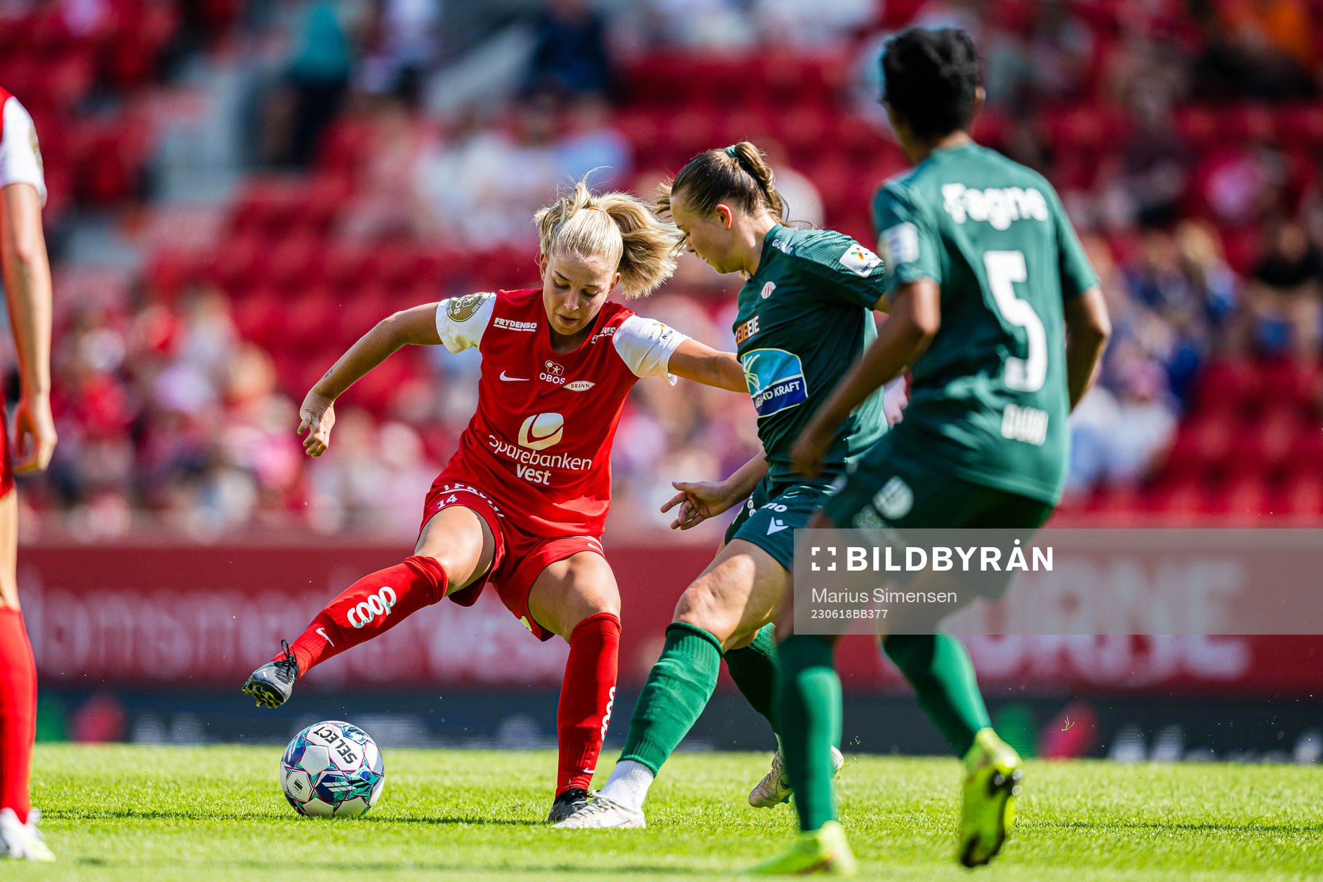 Rikke Bogetveit Nygard of Brann and Cille Nilsen of