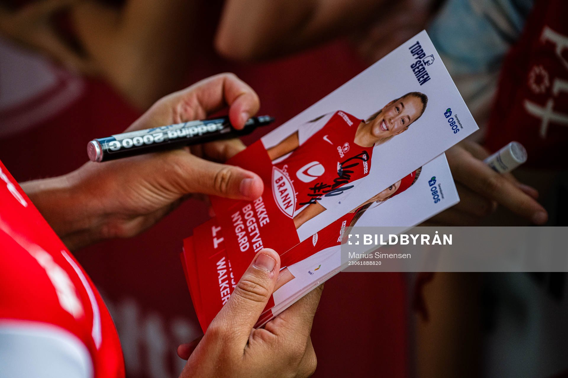 Rikke Bogetveit Nygard of Brann signing a fan-card
