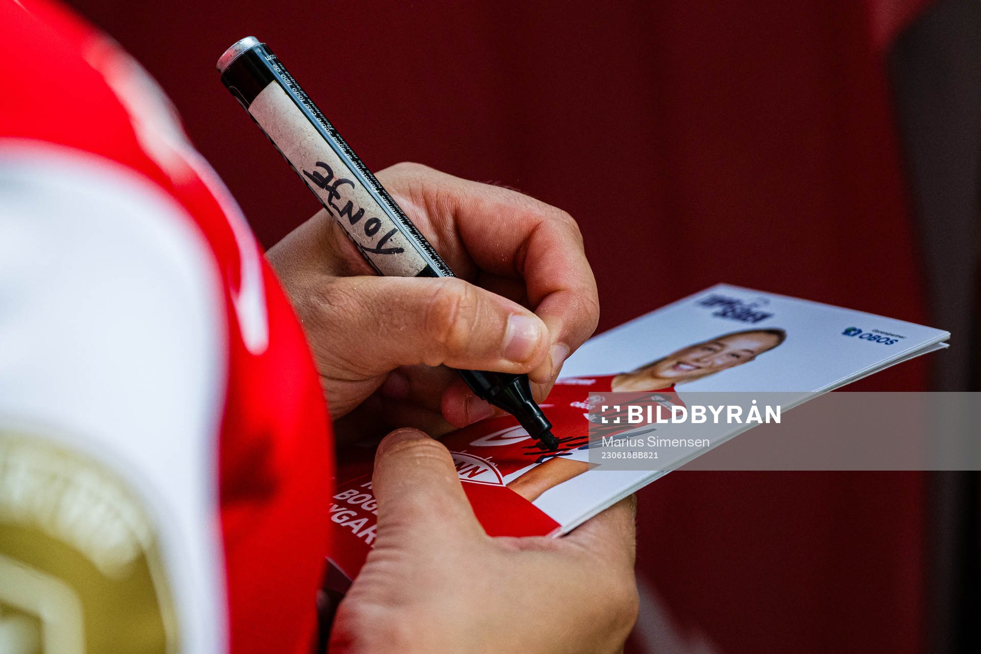 Rikke Bogetveit Nygard of Brann signing a fan-card