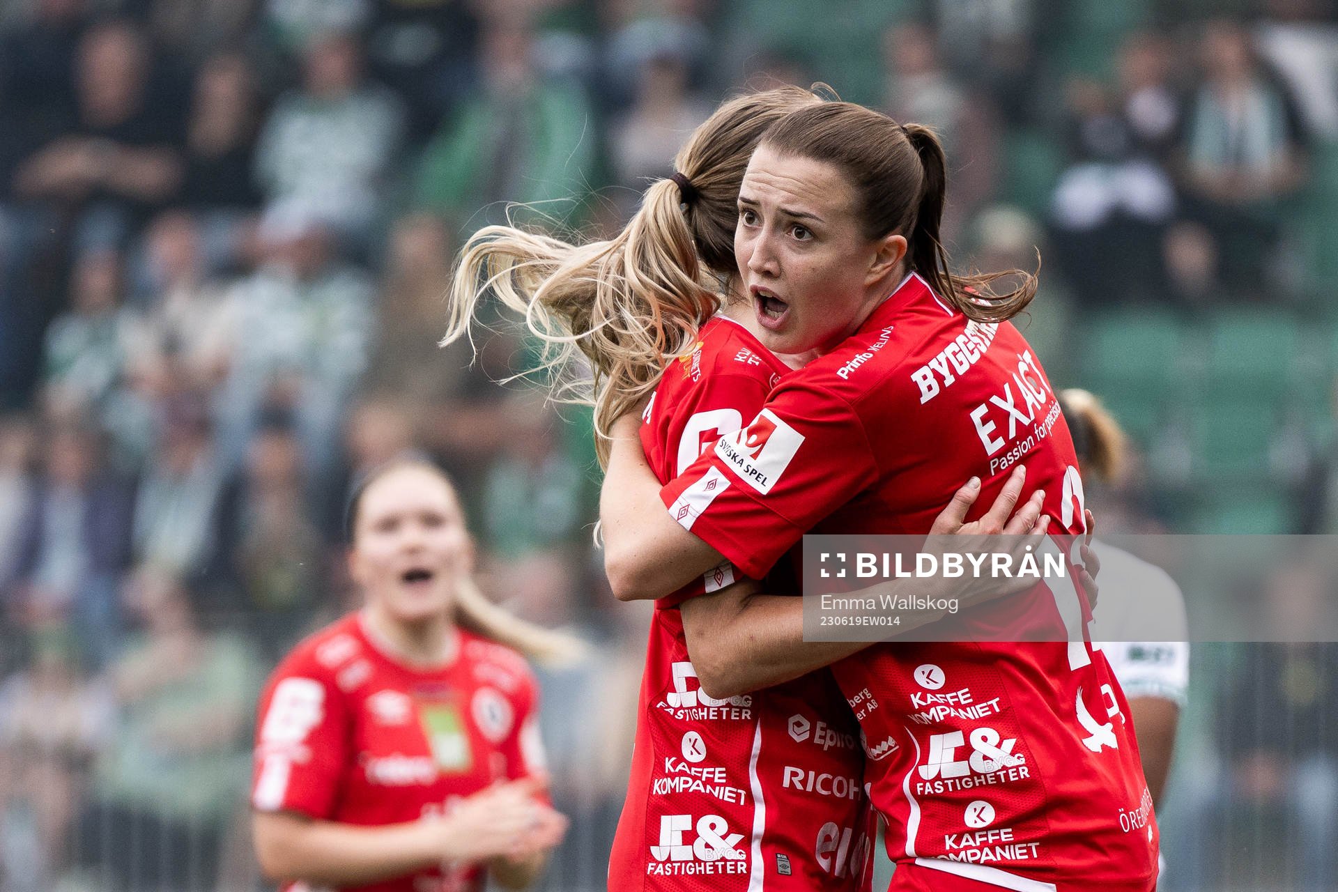Örebros Michaela Kovacs och Maja Regnås Valcic jublar under fotbollsmatchen i Damallsvenskan mellan Hammarby och Örebro den 19 juni 2023 i Stockholm.