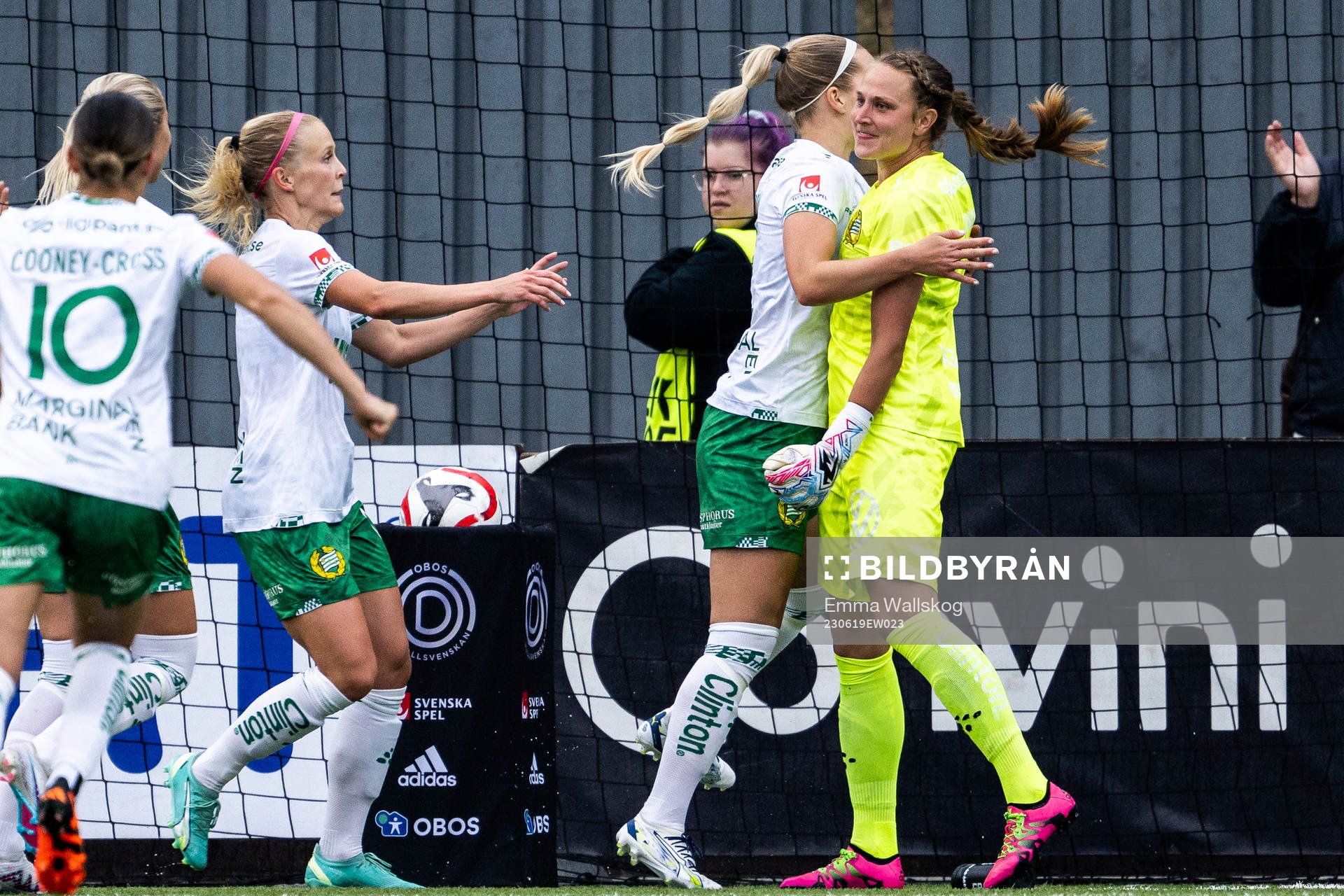 Hammarbys Eva Nyström och målvakt Anna Tamminen jublar