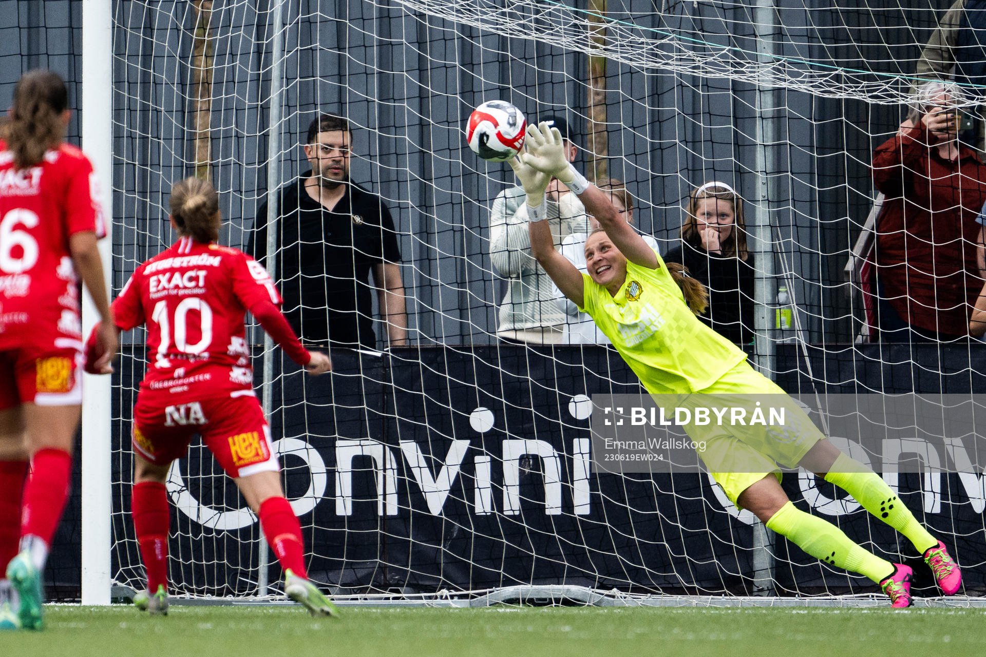 Örebros Heidi Kollanen och Hammarbys målvakt Anna Tamminen
