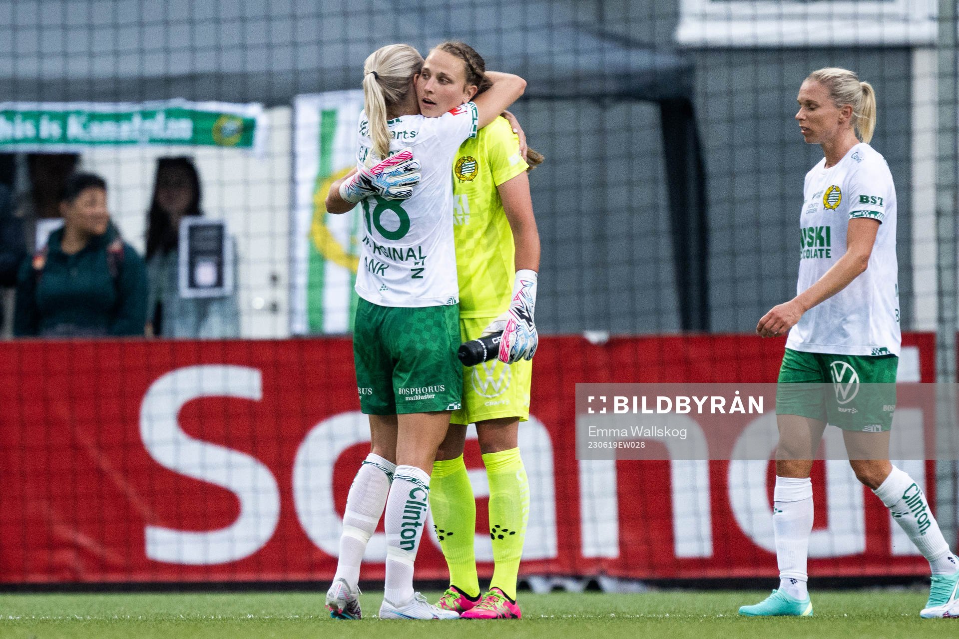 Hammarbys Alice Carlsson och målvakt Anna Tamminen jublar
