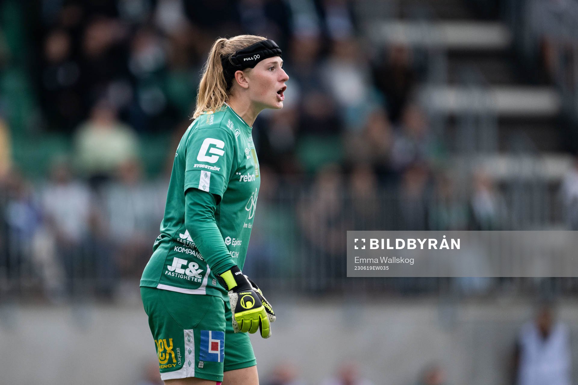 Örebros målvakt Tove Enblom reagerar