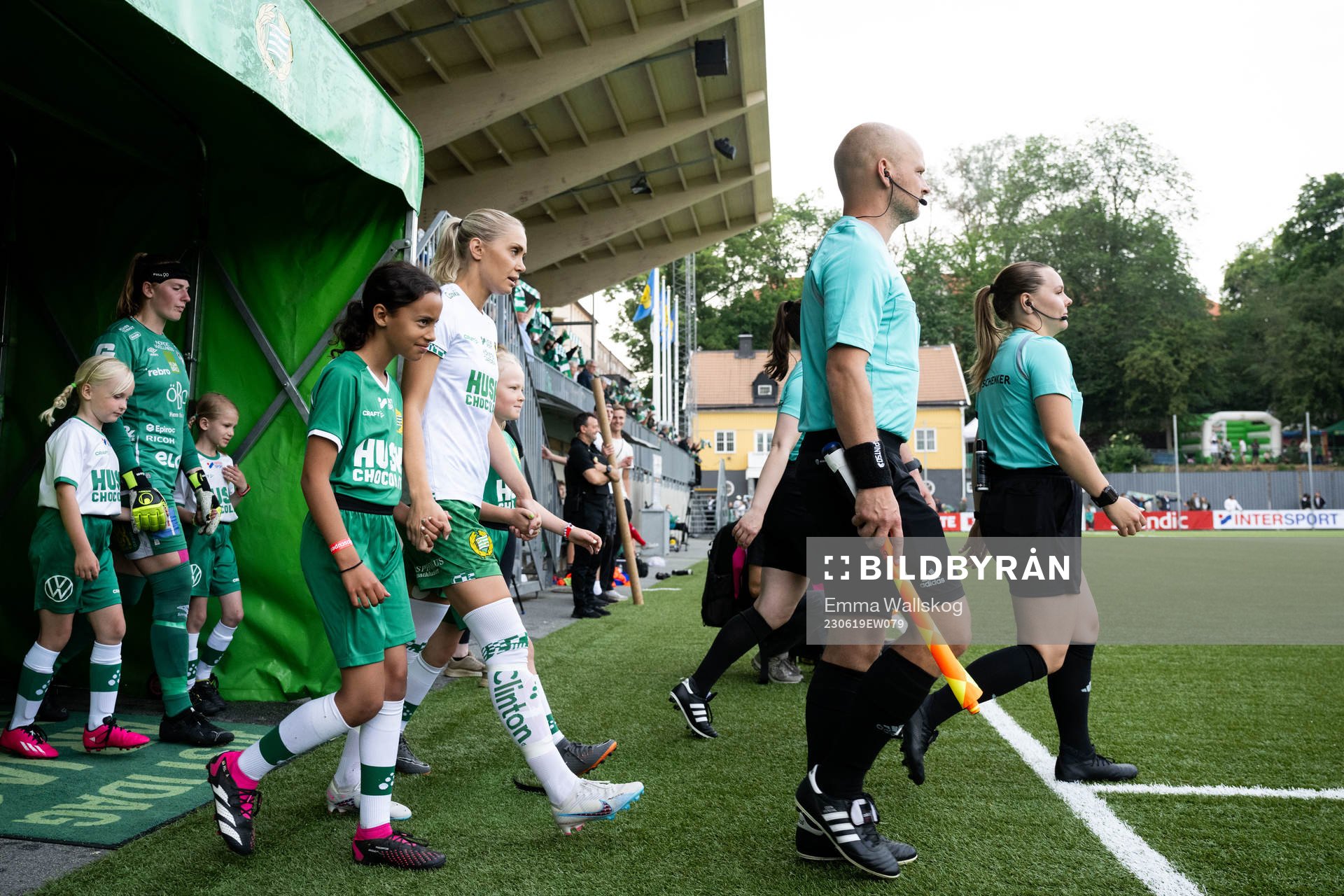 Örebros målvakt Tove Enblom, Hammarbys Alice Carlsson och Domare Hanna Laajanen under inmarschen inför fotbollsmatchen i Damallsvenskan mellan Hammarby och Örebro den 19 juni 2023 i Stockholm.