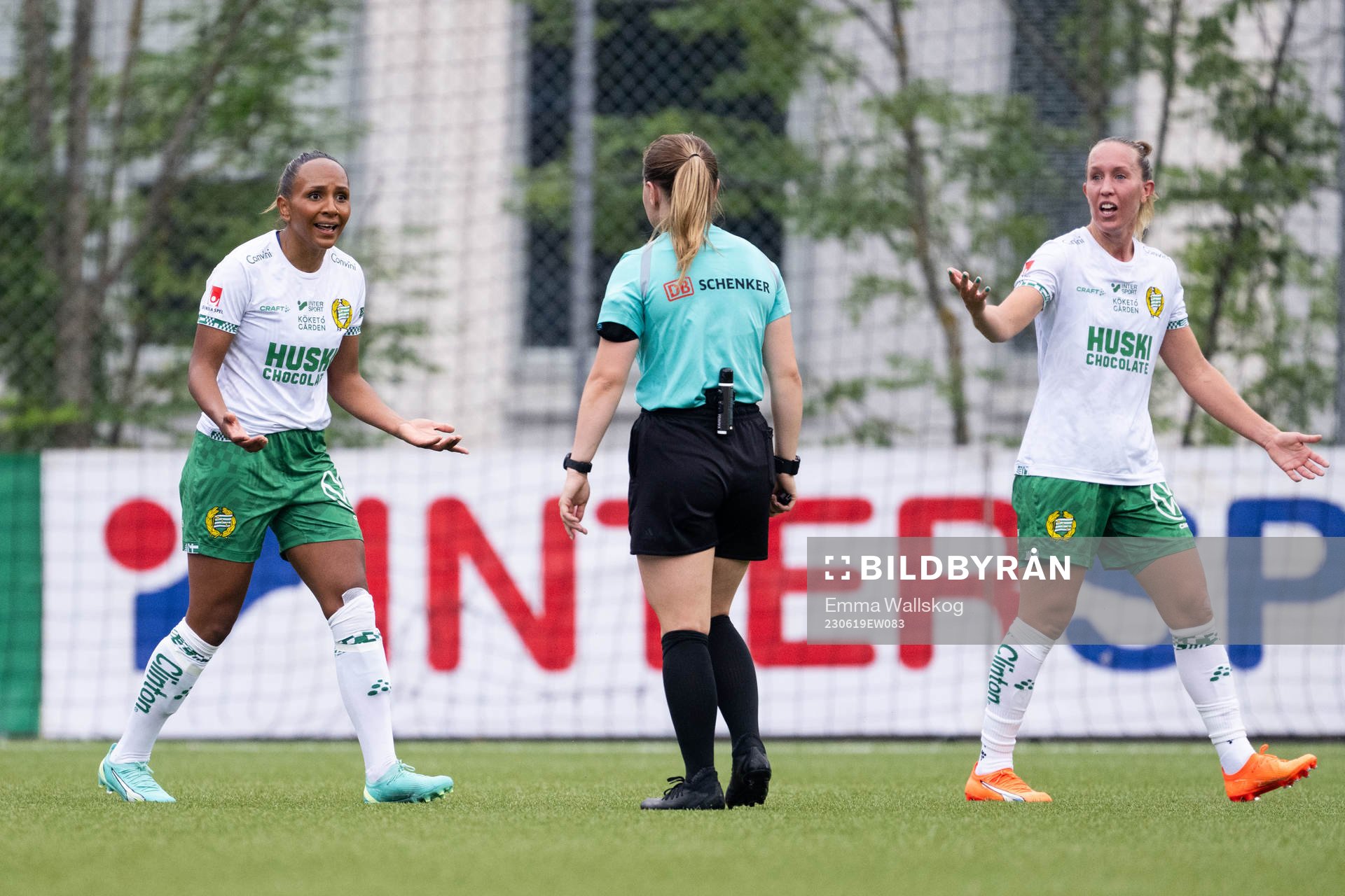 Hammarbys Madelen Janogy och Julia Roddar reagerar mot