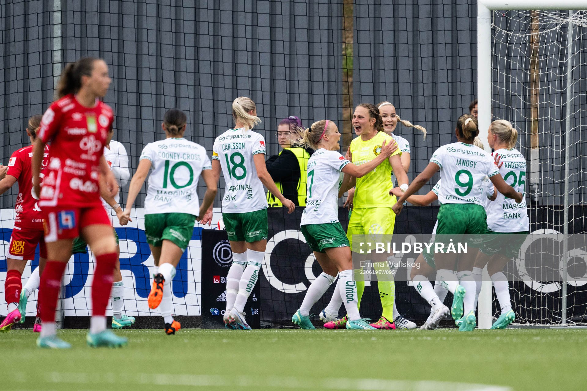 Hammarbys målvakt Anna Tamminen jublar med lagkamrater