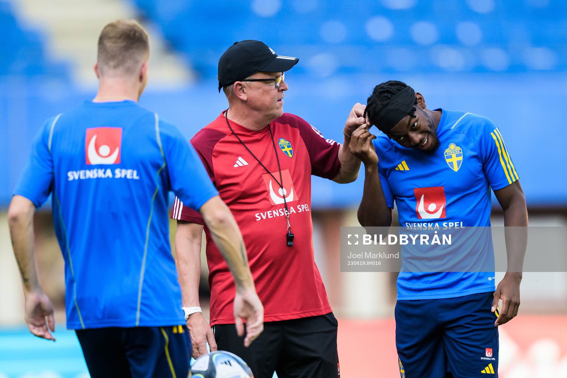 Head coach Janne Andersson and Anthony Elanga of the