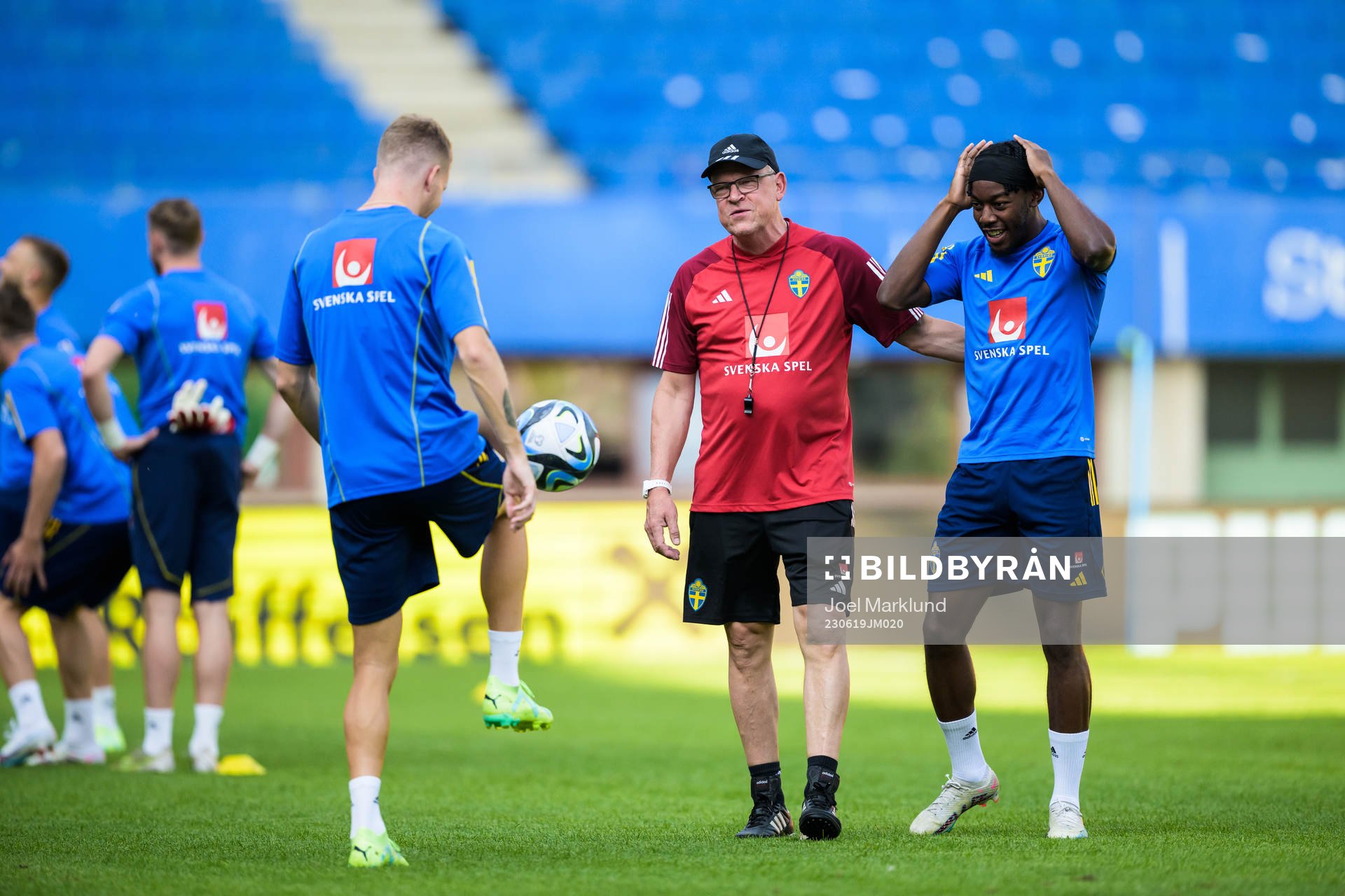Head coach Janne Andersson and Anthony Elanga of the